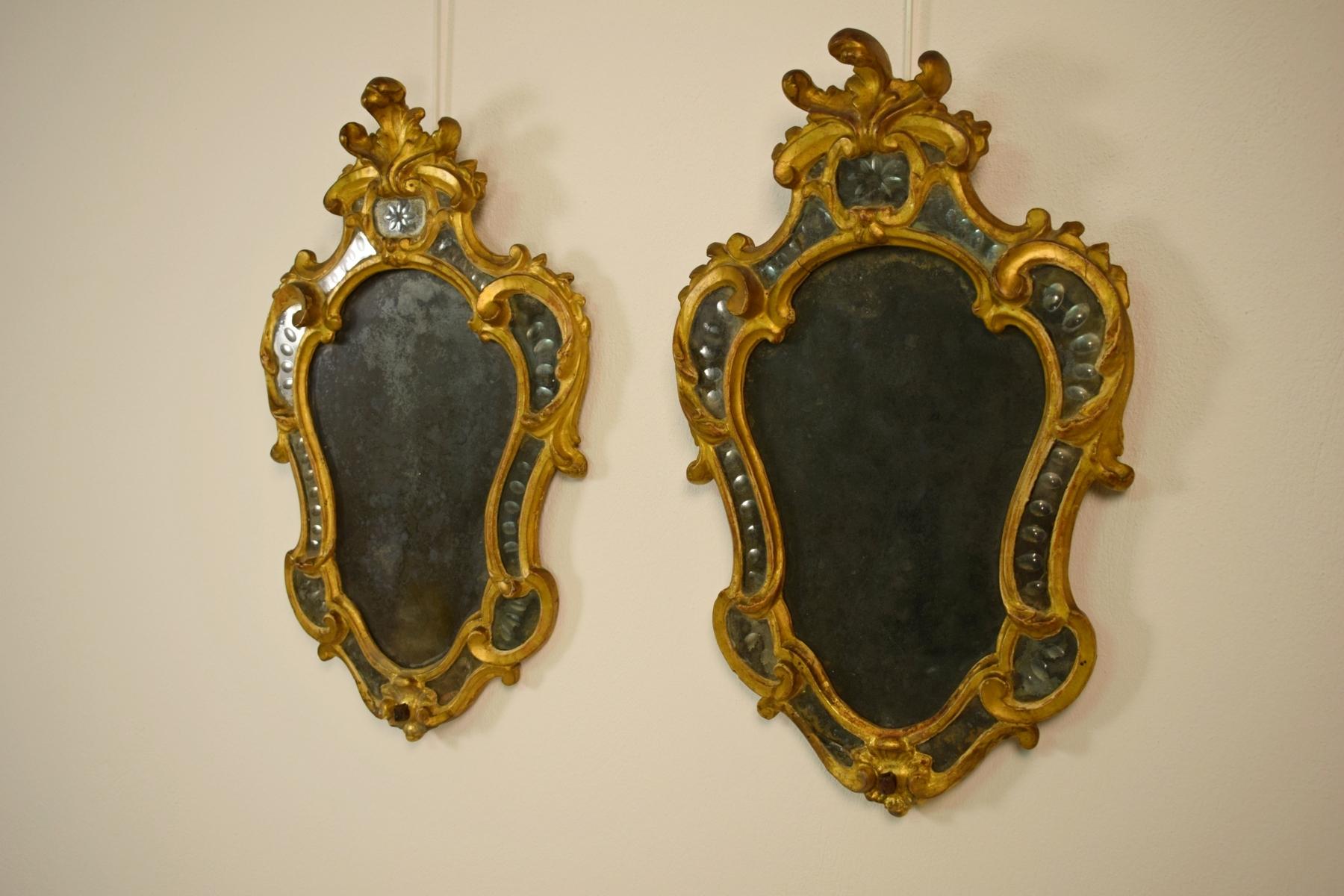 Paire d'appliques piémontaises en bois sculpté et doré avec miroir.
Turin (Italie), Période Louis XV, milieu du XVIIIe siècle

La précieuse paire d'appliques, fabriquée vers le milieu du XVIIIe siècle dans le Piémont, au nord de l'Italie,