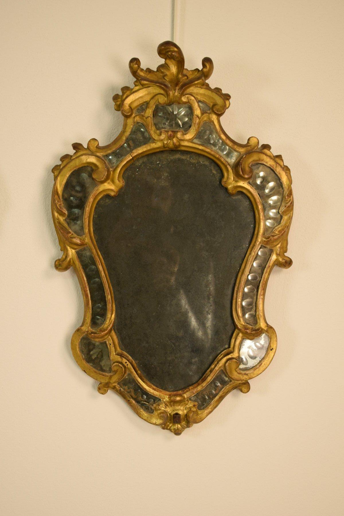 XVIIIe siècle Paire d'appliques murales italiennes Louis XV en bois doré du 18ème siècle avec miroir en vente
