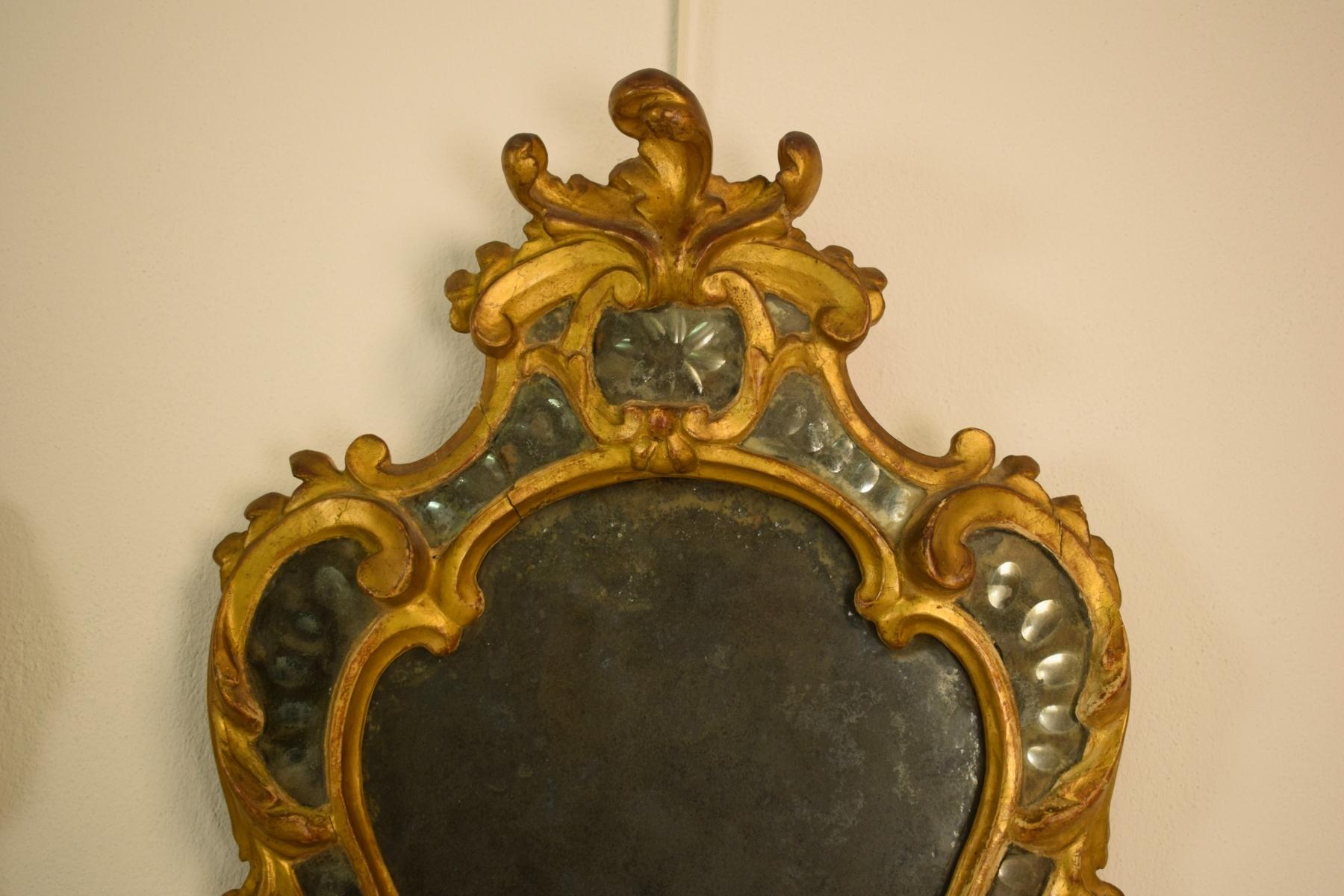 Bois doré Paire d'appliques murales italiennes Louis XV en bois doré du 18ème siècle avec miroir en vente