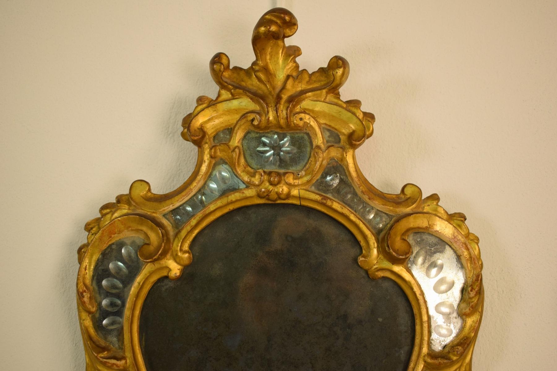 Paire d'appliques murales italiennes Louis XV en bois doré du 18ème siècle avec miroir en vente 1