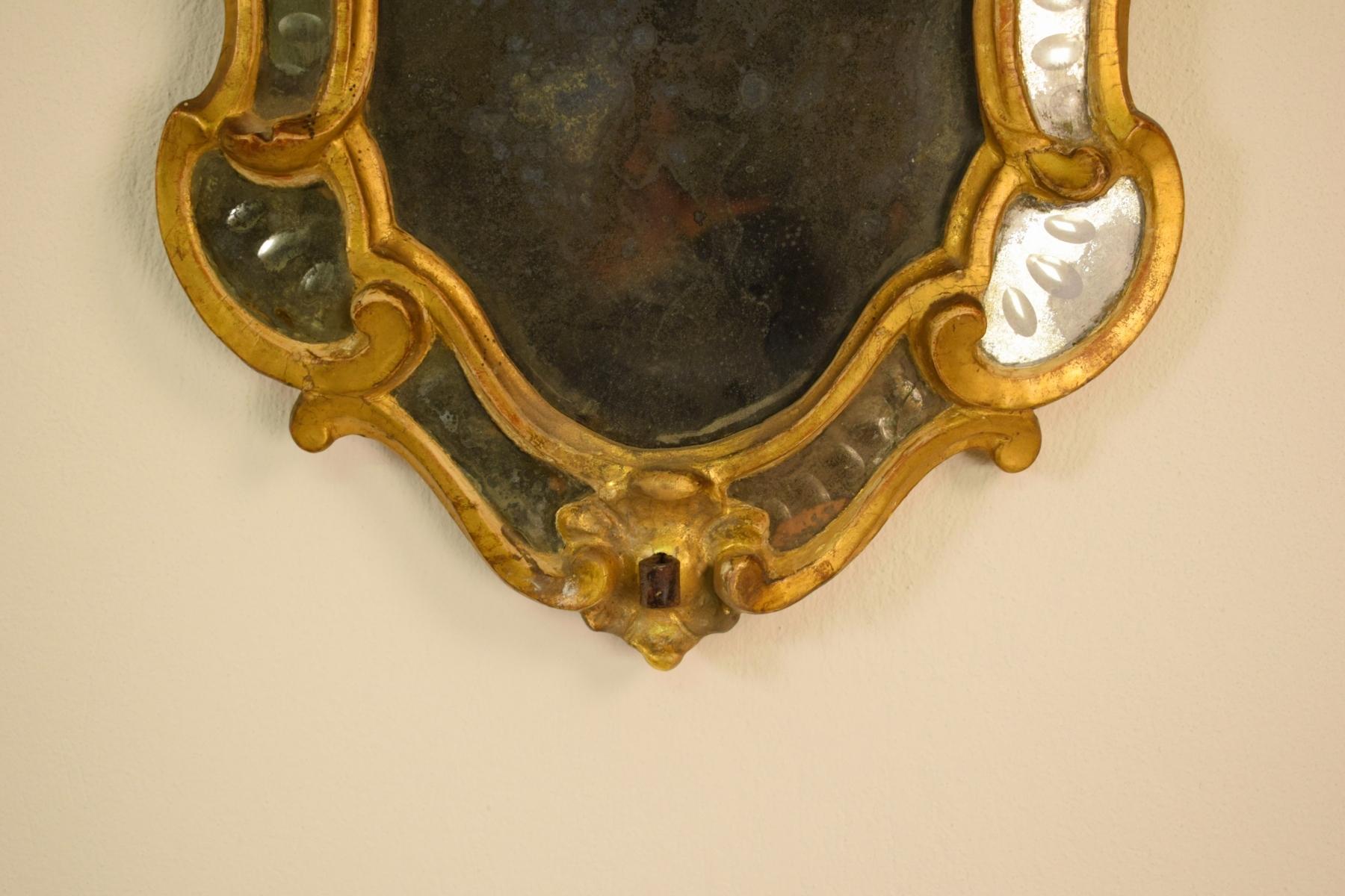 Paire d'appliques murales italiennes Louis XV en bois doré du 18ème siècle avec miroir en vente 2