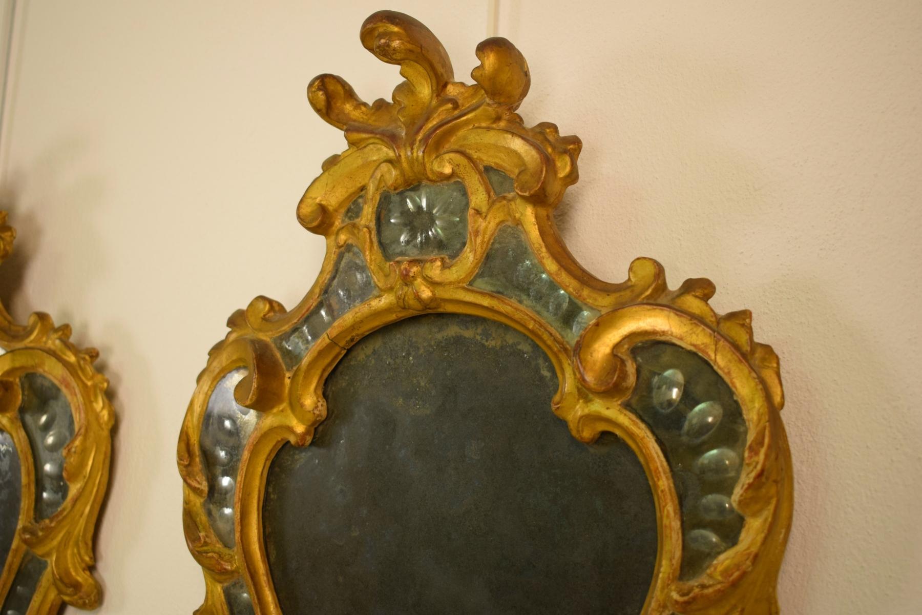 Paire d'appliques murales italiennes Louis XV en bois doré du 18ème siècle avec miroir en vente 3