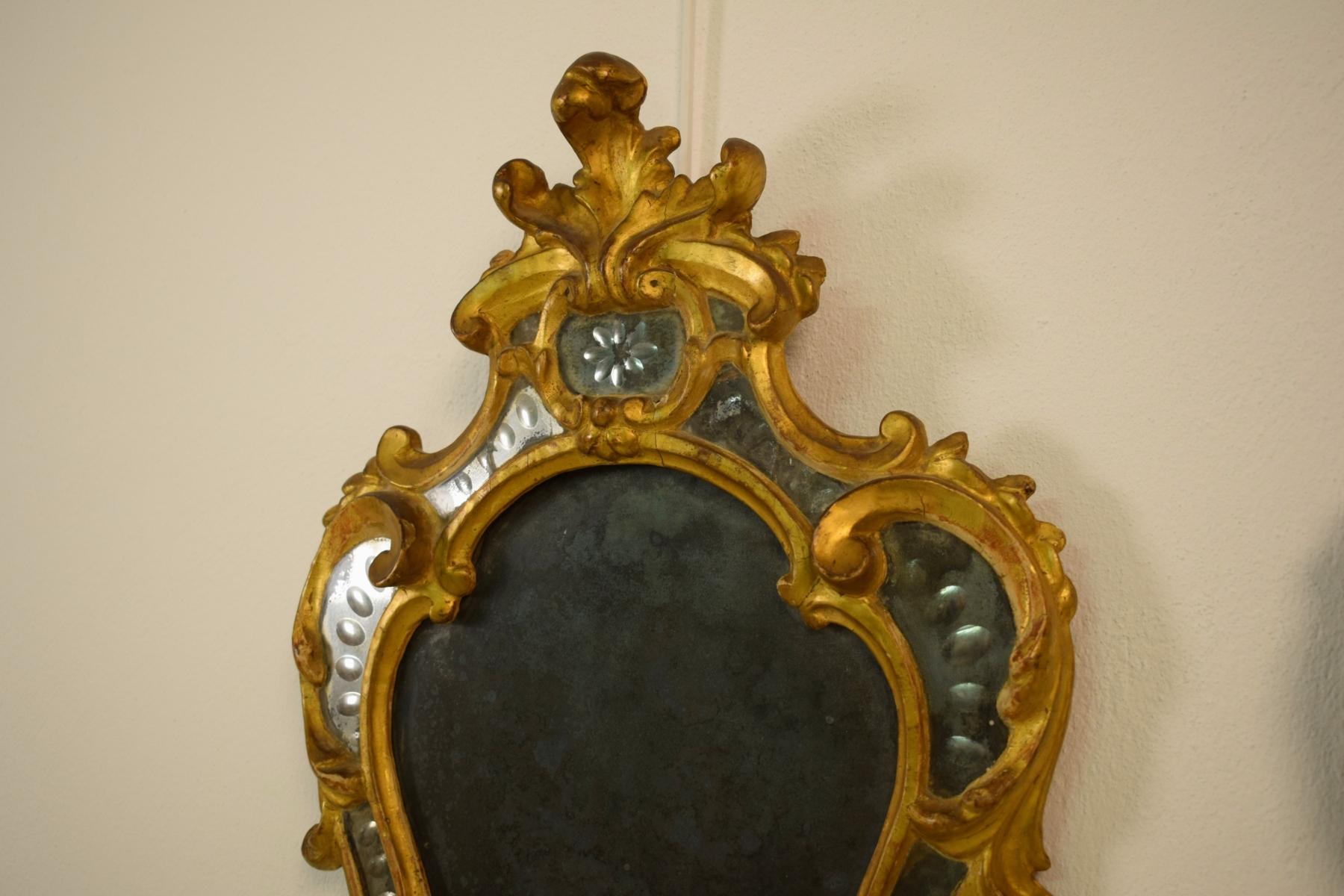 Paire d'appliques murales italiennes Louis XV en bois doré du 18ème siècle avec miroir en vente 4