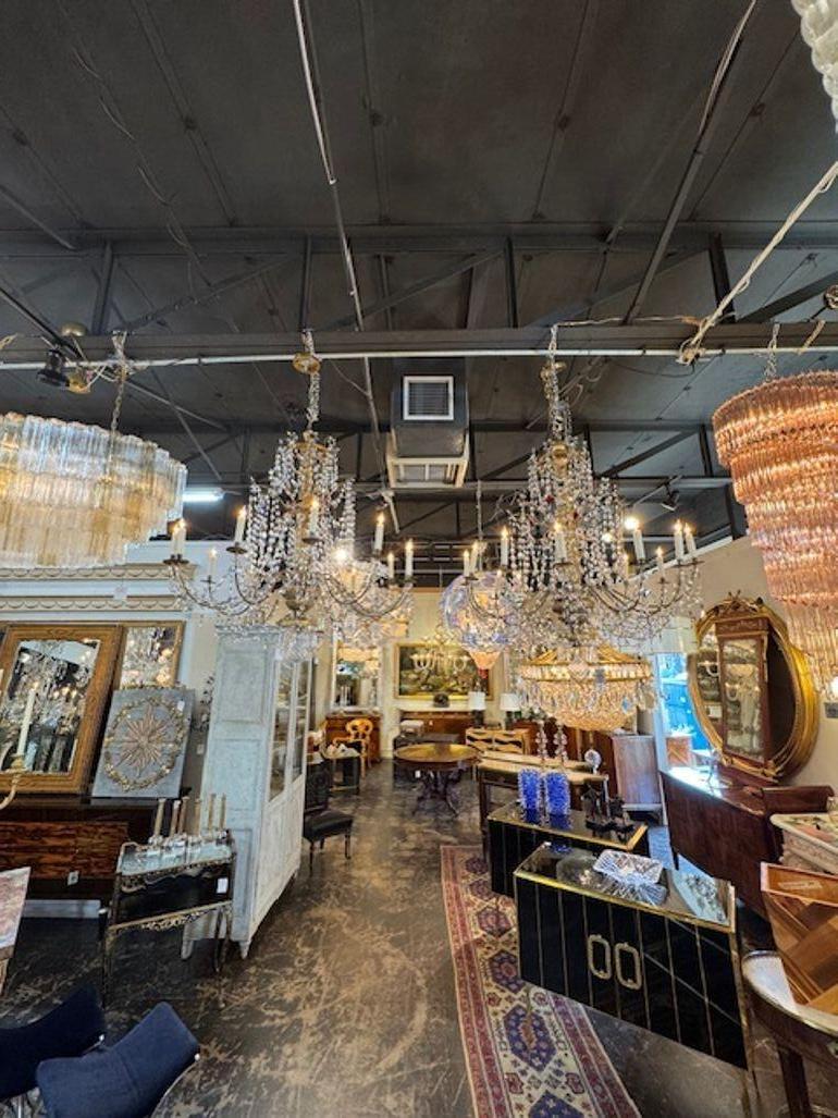 Questo lampadario in legno dorato e cristallo del XVIII secolo proveniente da Genova emana un elegante stile italiano. I lampadari sono caratterizzati da un'incredibile combinazione di legno d'orato e cristallo, e mostrano un'intricata lavorazione