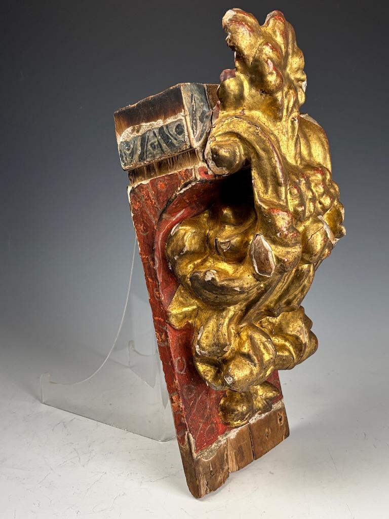Fragment d'architecture en bois doré et polychrome du XVIIIe siècle en vente 5