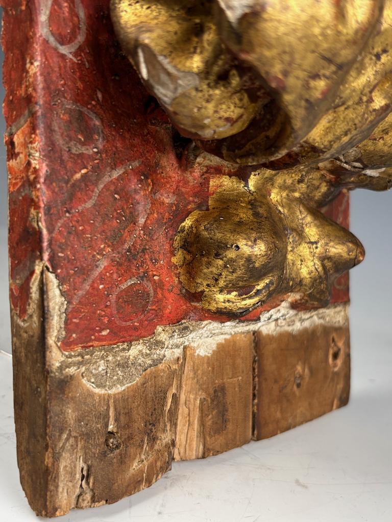 Fragment d'architecture en bois doré et polychrome du XVIIIe siècle en vente 8