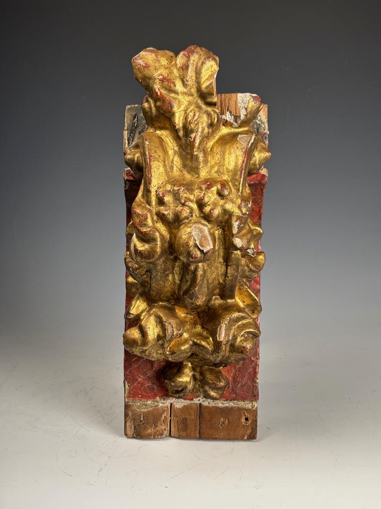 Fragment d'architecture en bois doré et polychrome du XVIIIe siècle
Fragment richement sculpté et doré, conservant des traces de sa décoration polychrome d'origine, faisant probablement partie d'un grand projet architectural intérieur, Italie ou