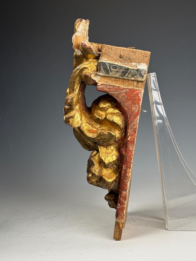 Bois doré Fragment d'architecture en bois doré et polychrome du XVIIIe siècle en vente