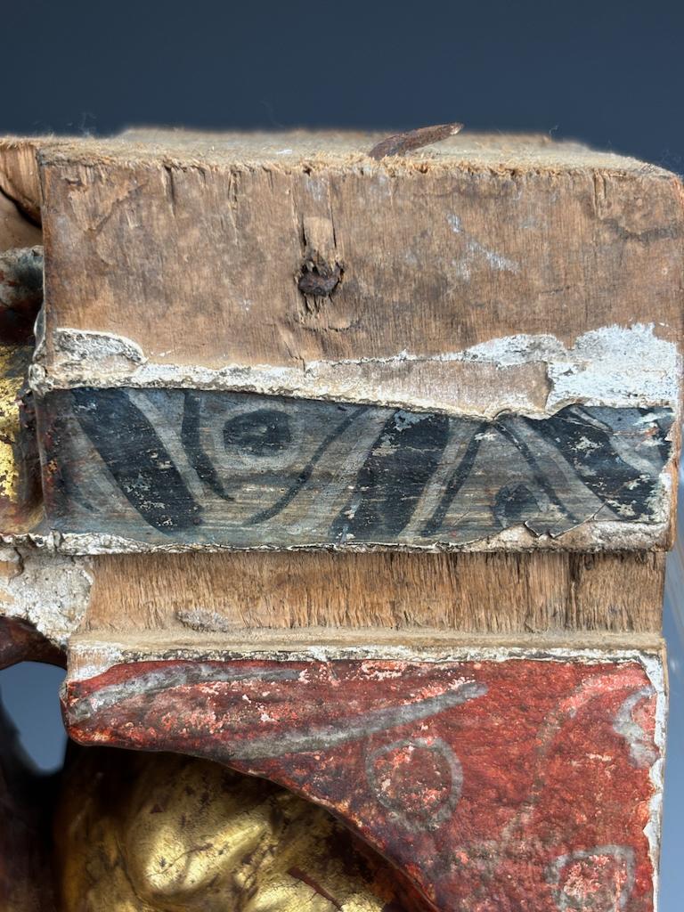 Fragment d'architecture en bois doré et polychrome du XVIIIe siècle en vente 4