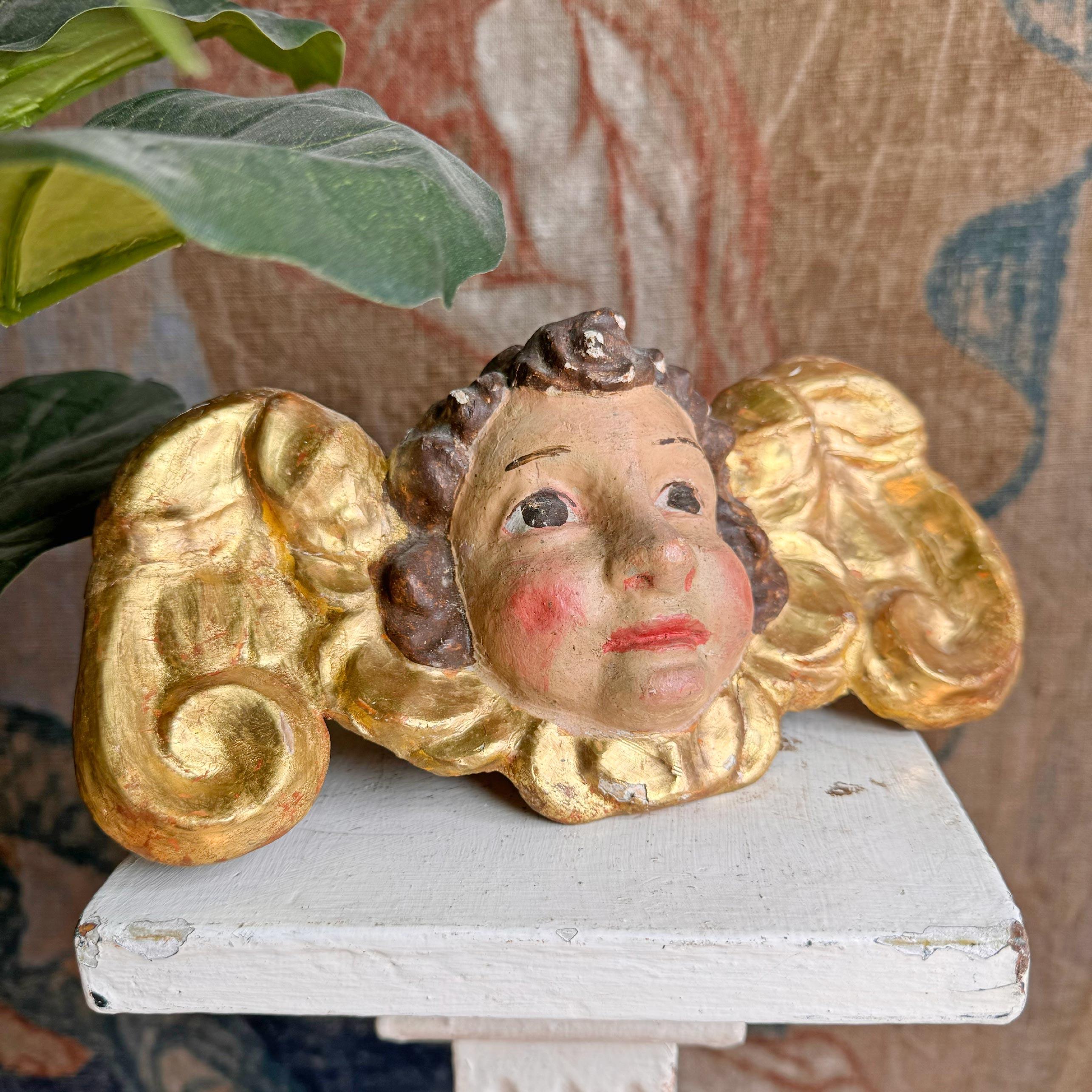 Hand carved winged Italian Baroque Putti, water gilded over applied gesso, the face and head polychrome painted. Small hanging hook to the back of the head.

 
Width 23 cm x Height 11.5 cm x Depth 6 cm 
