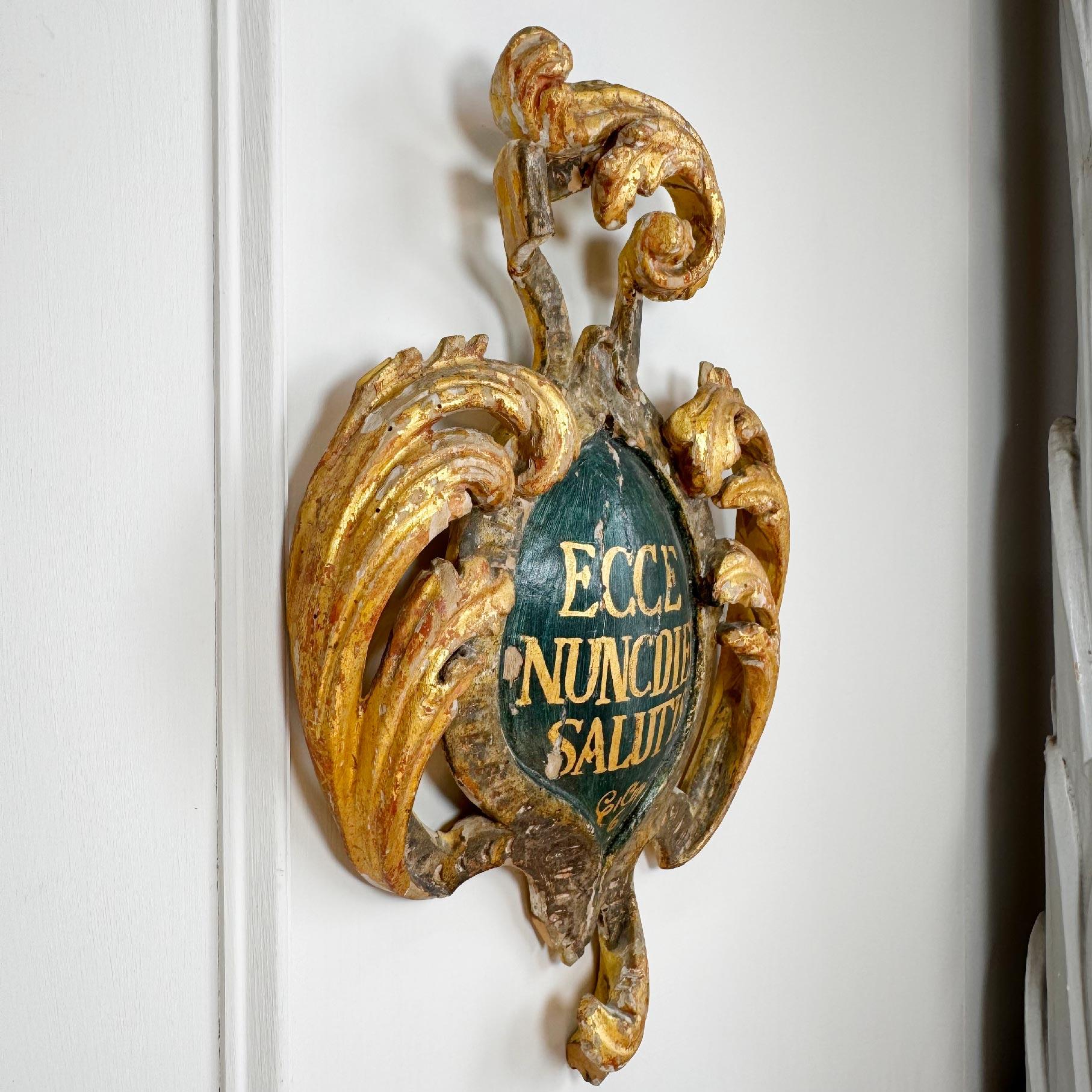 Italian 18th Century Giltwood and Polychrome Painted Shield ECCE NUNCDIES SALUTIS For Sale