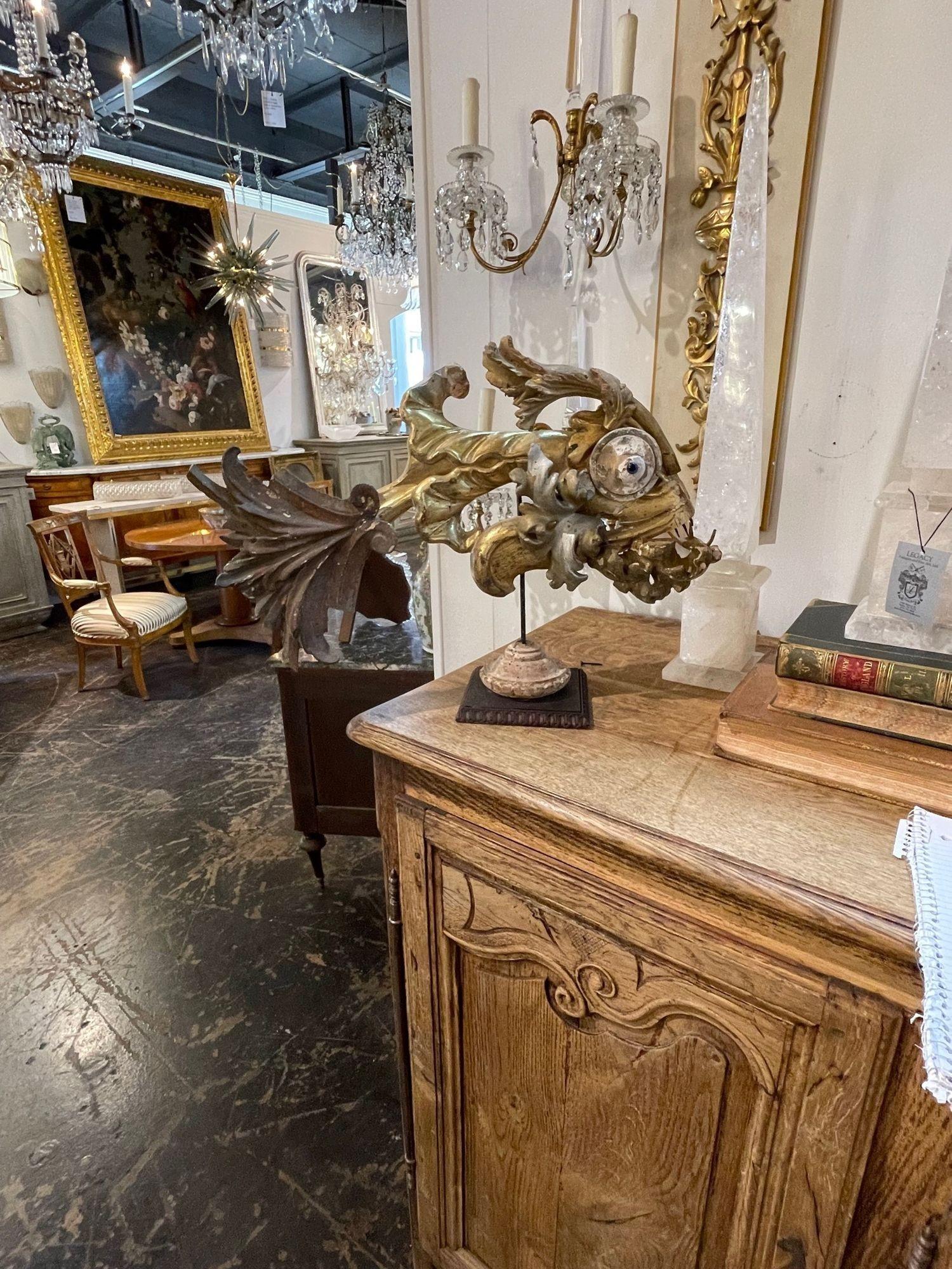 Insolita scultura di pesce del XVIII secolo realizzata con frammenti di legno dorato antico. Un'opera d'arte molto interessante e unica!
