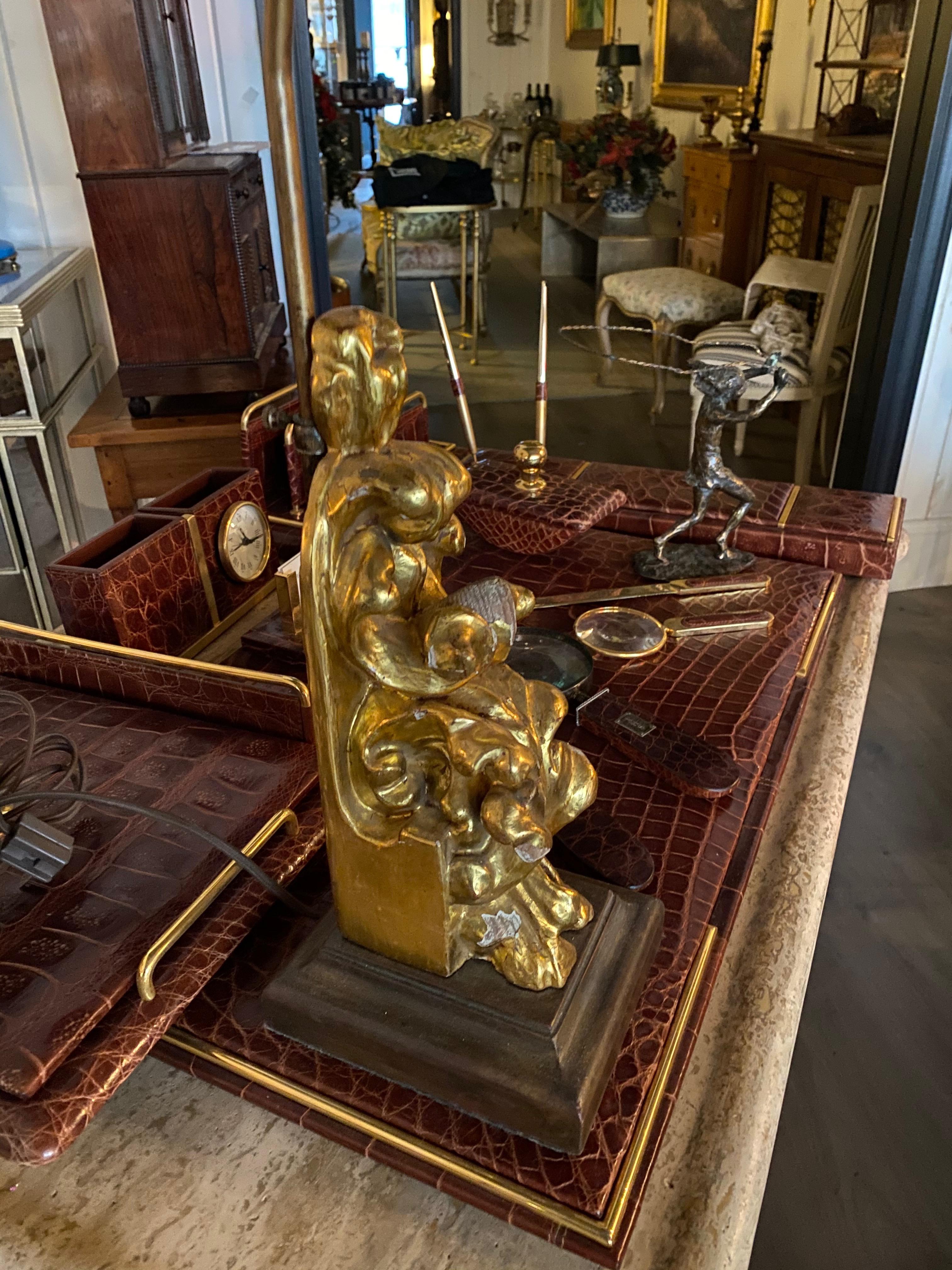 XVIIIe siècle et antérieur Fragment de bois doré du 18ème siècle monté comme lampe.  Impressionnante dorure à l'eau. en vente