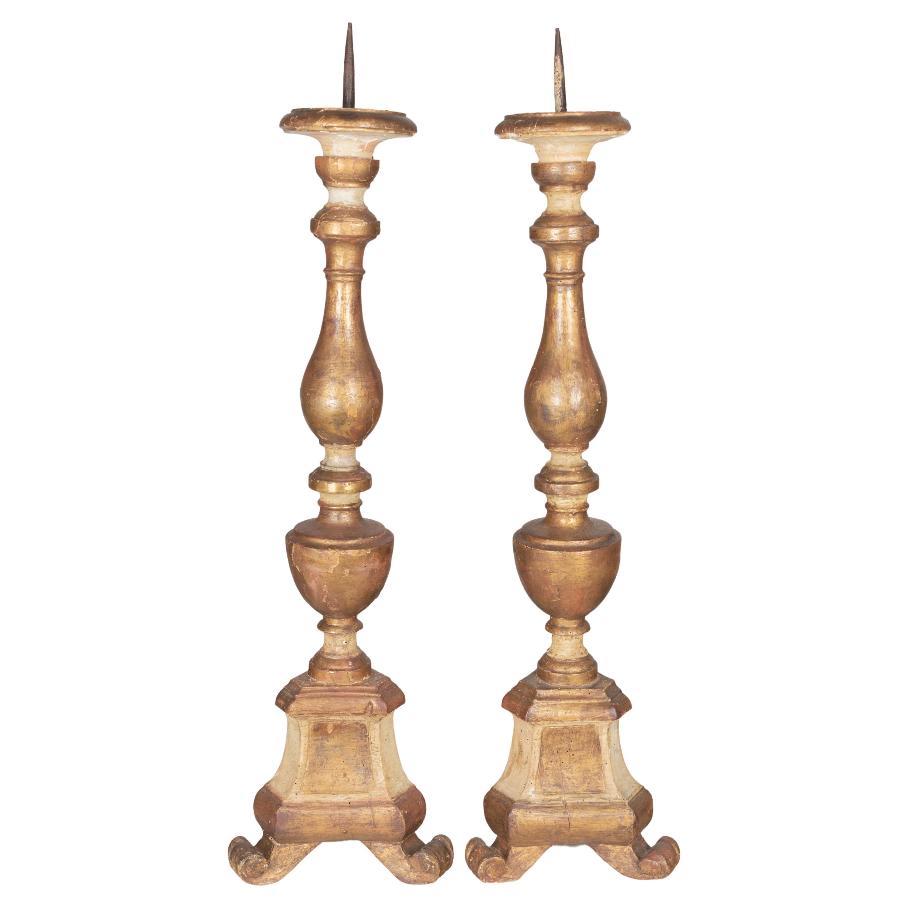 Paire de chandeliers italiens en bois doré du XVIIIe siècle