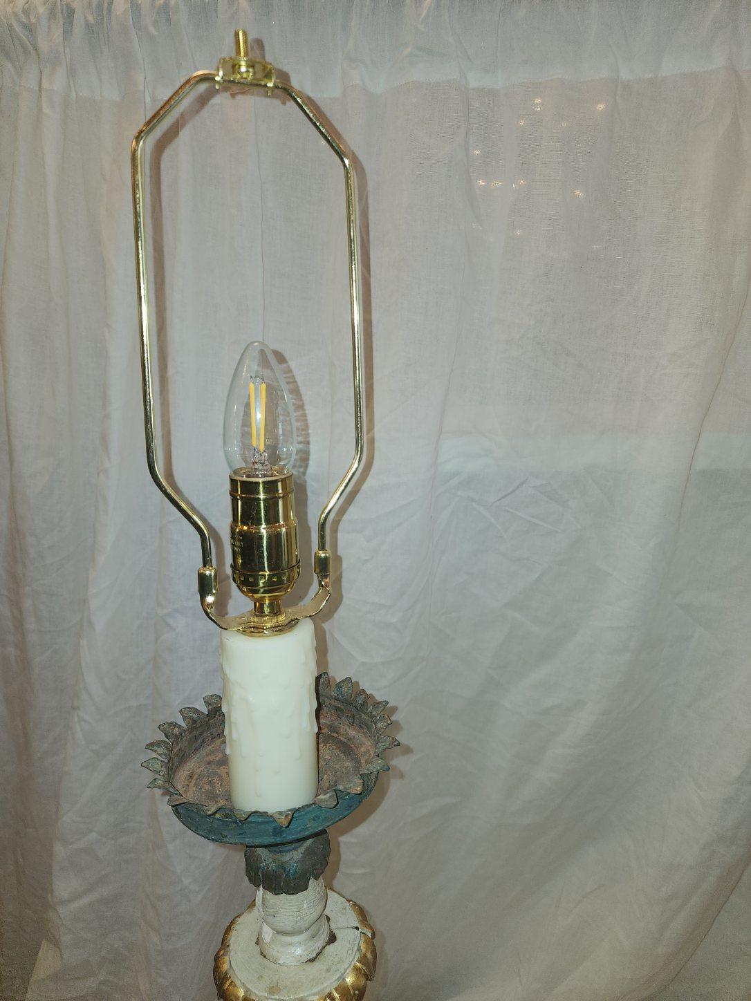 Ein Paar antike handgeschnitzte italienische Lampen. Diese zeitlosen Artefakte stammen aus dem frühen 18. Jahrhundert. Alle Originalteile sind intakt. Die Teile wurden nach US-Standard neu verkabelt. Das Stück hat altersbedingte
