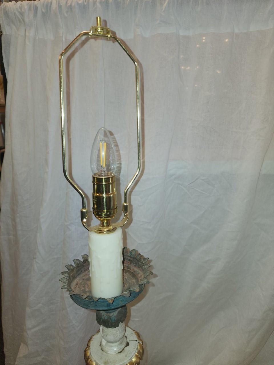 Sculpté à la main Ensemble de lampes en bois doré du 18e siècle en vente