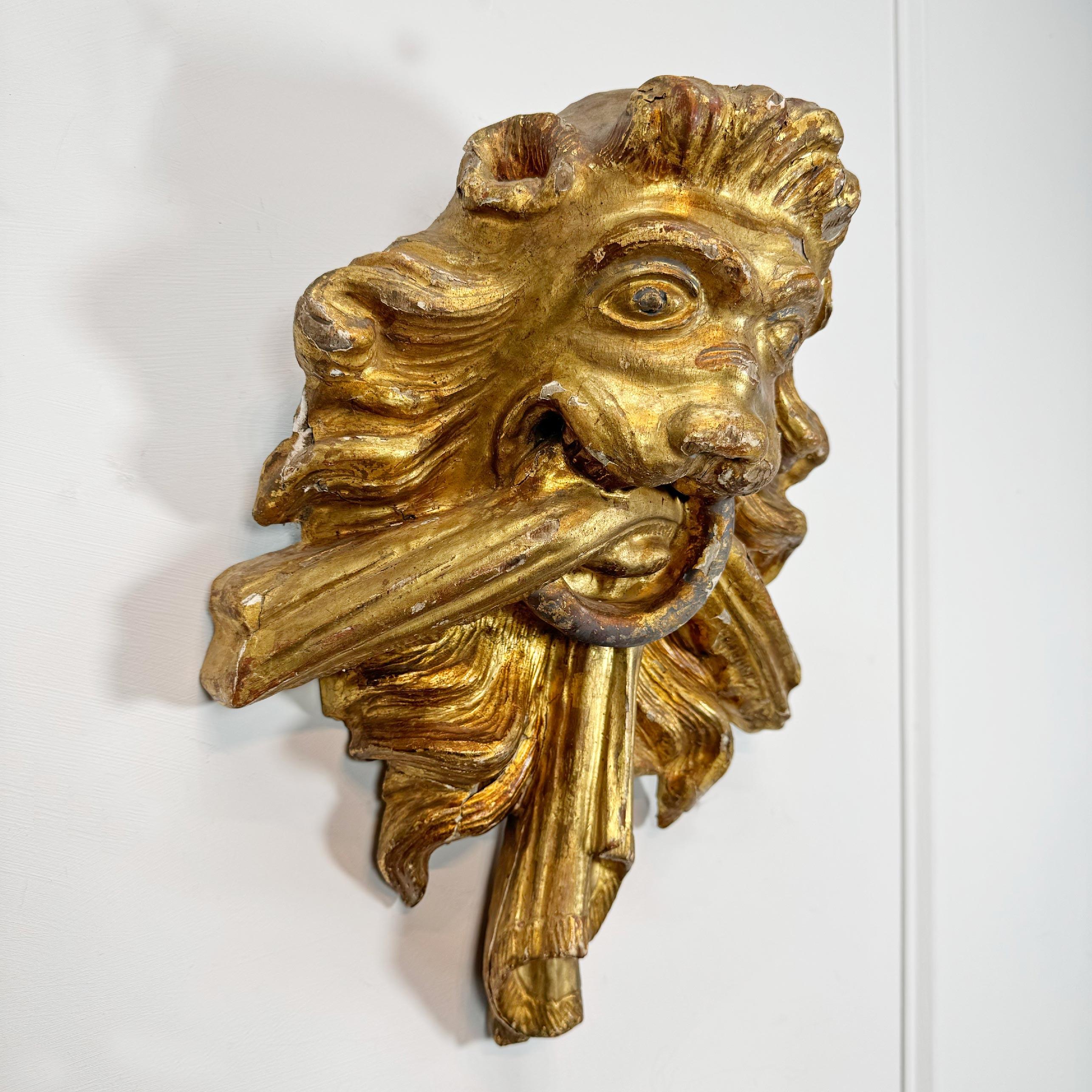 Elemento decorativo in legno dorato del XVIII secolo con testa di leone In condizioni buone a Hastings, GB