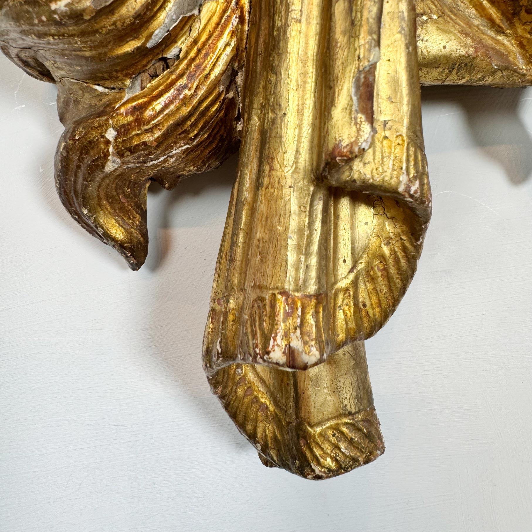 Elemento decorativo in legno dorato del XVIII secolo con testa di leone 1