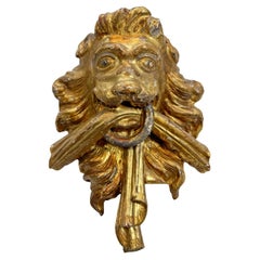 Elemento decorativo in legno dorato del XVIII secolo con testa di leone