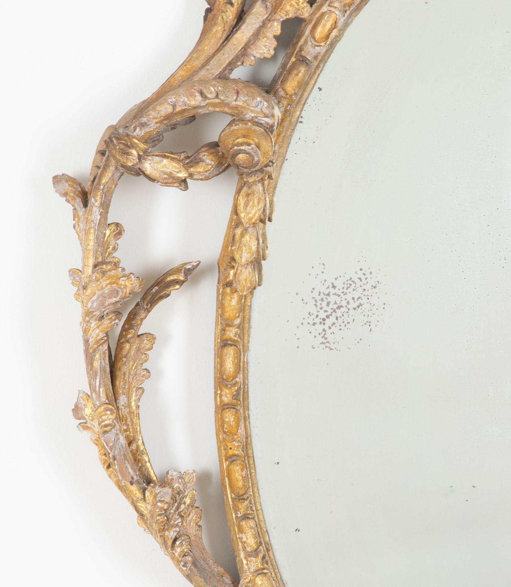 Grande specchio ovale del XVIII secolo alla maniera di Linnel/Chippendale.
Decorato con pula e volute intorno a un piatto ovale (più tardo) circondato da una modanatura a uovo e dardo. Condizioni da casa di campagna, piatto del tardo XIX secolo,