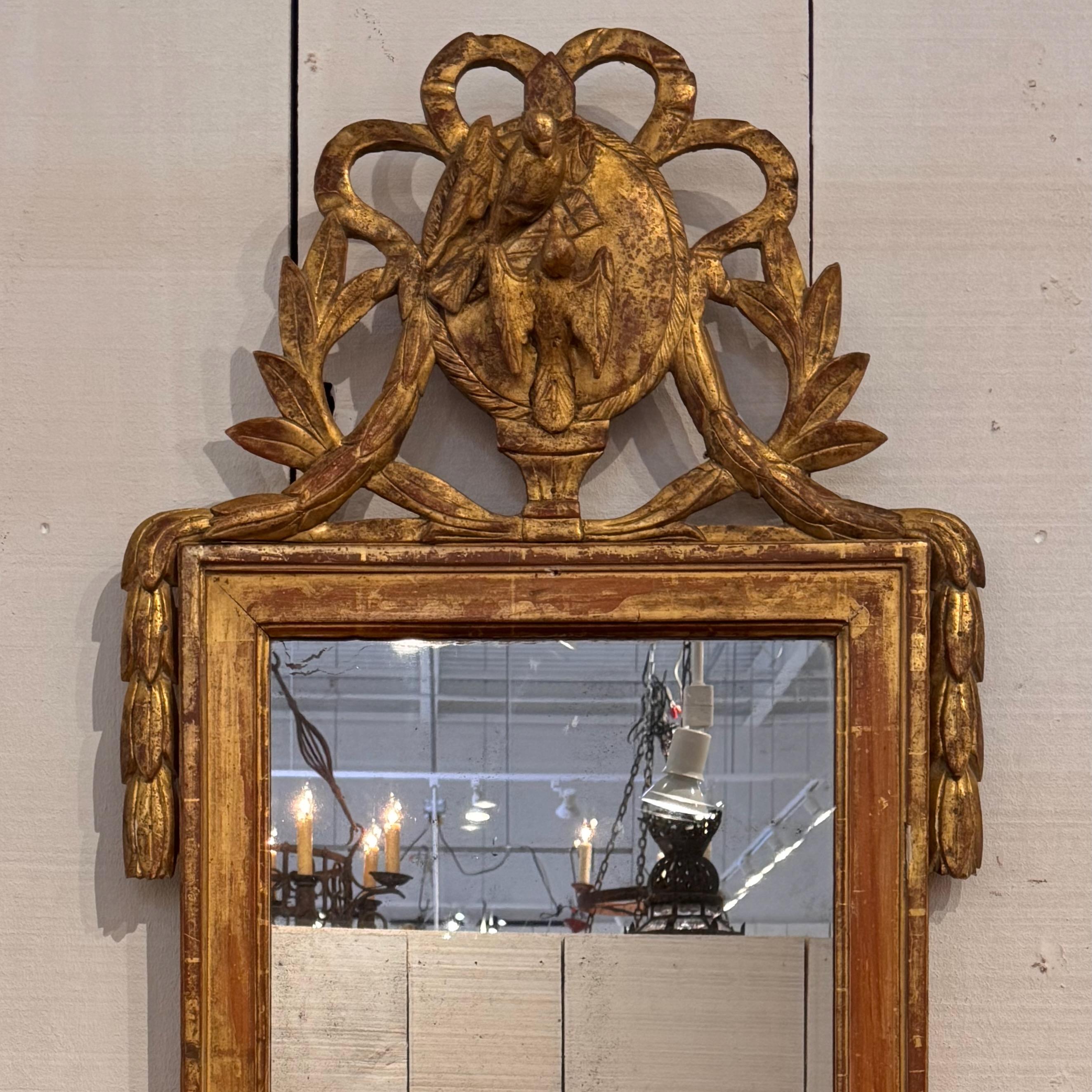 Espejo de madera dorada del siglo XVIII con paloma tallada y cresta de laurel Sueco en venta