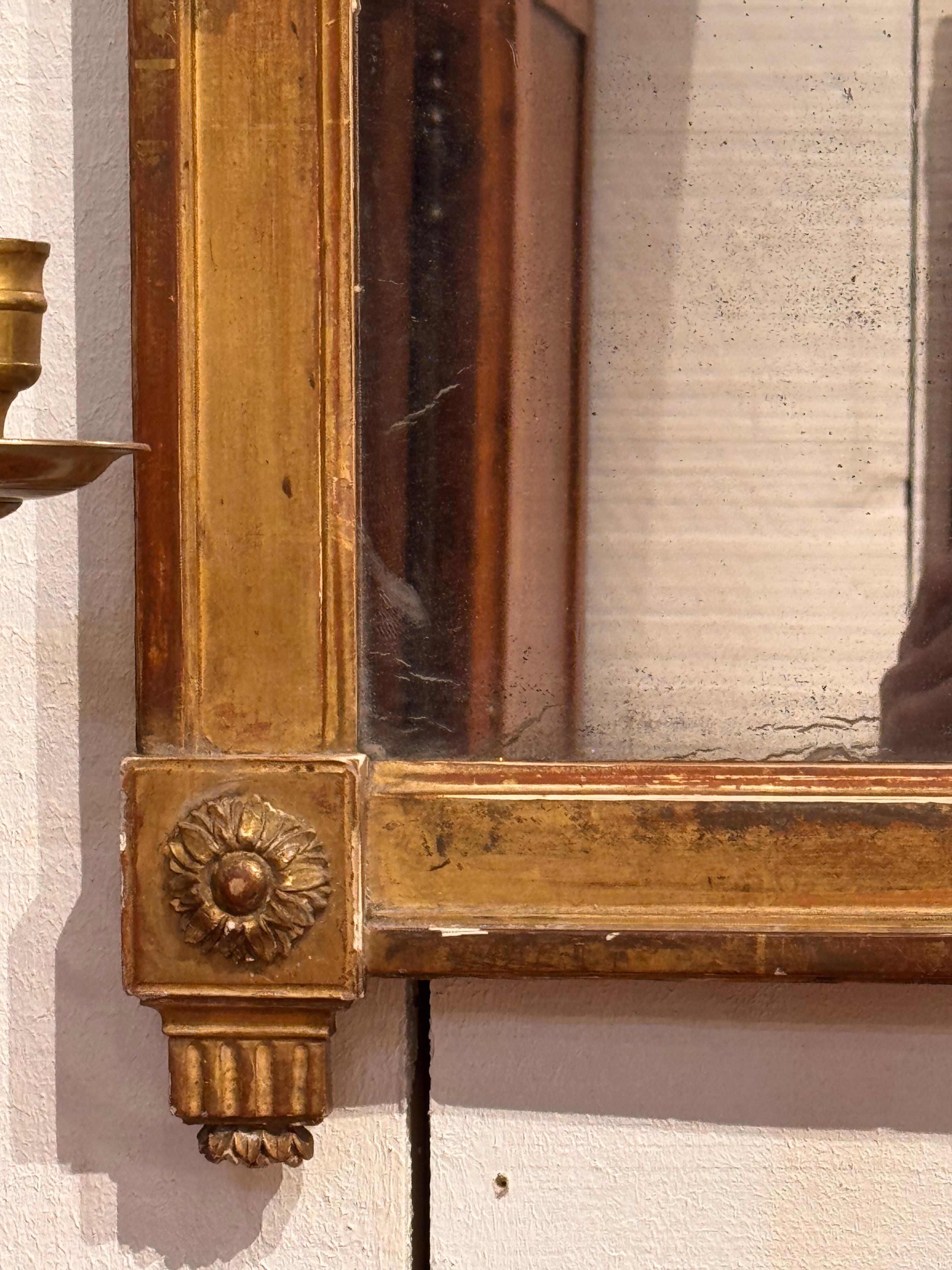 Espejo de madera dorada del siglo XVIII con paloma tallada y cresta de laurel en Bueno estado para la venta en Charlottesville, VA