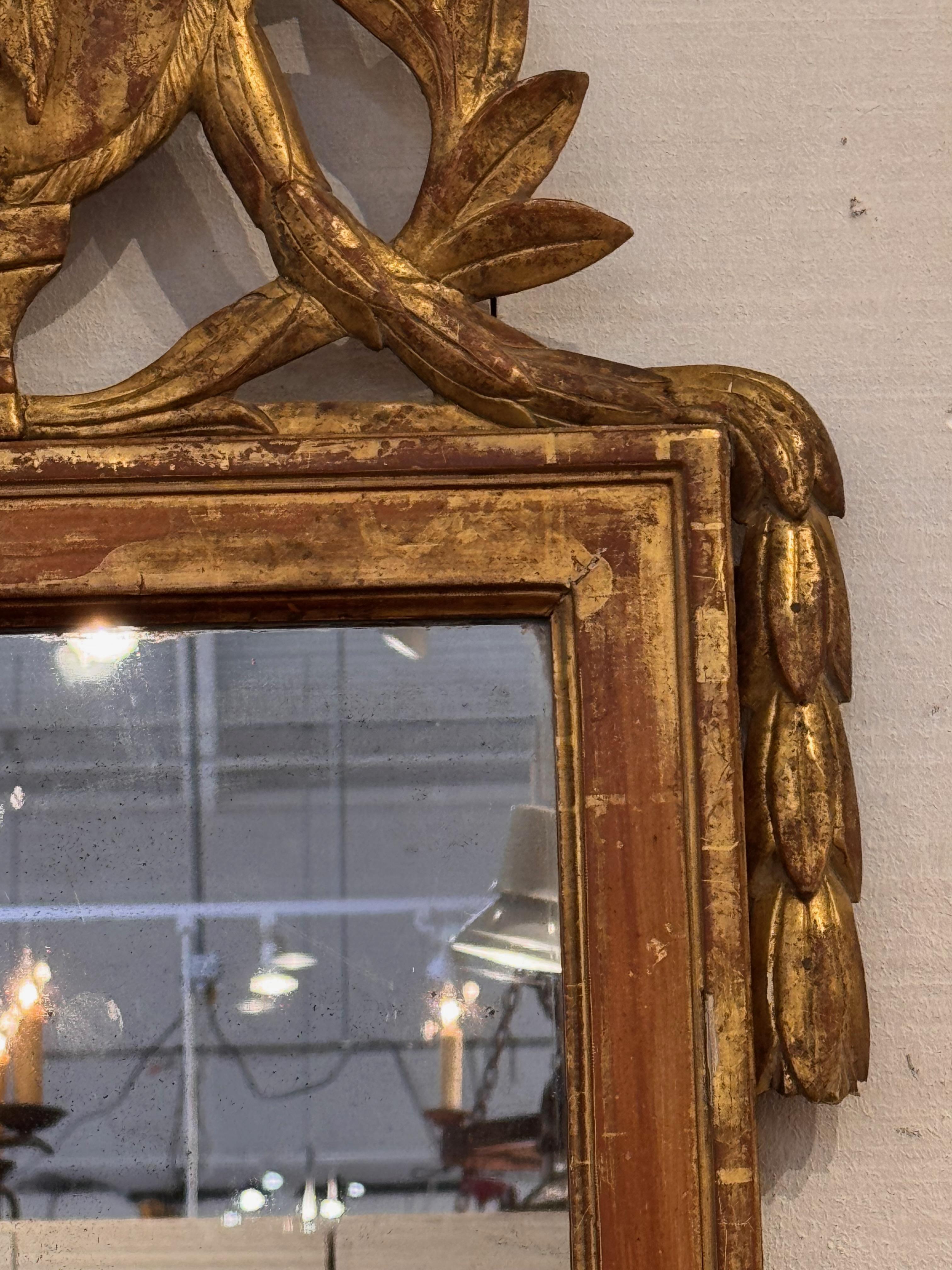 Espejo de madera dorada del siglo XVIII con paloma tallada y cresta de laurel en venta 1