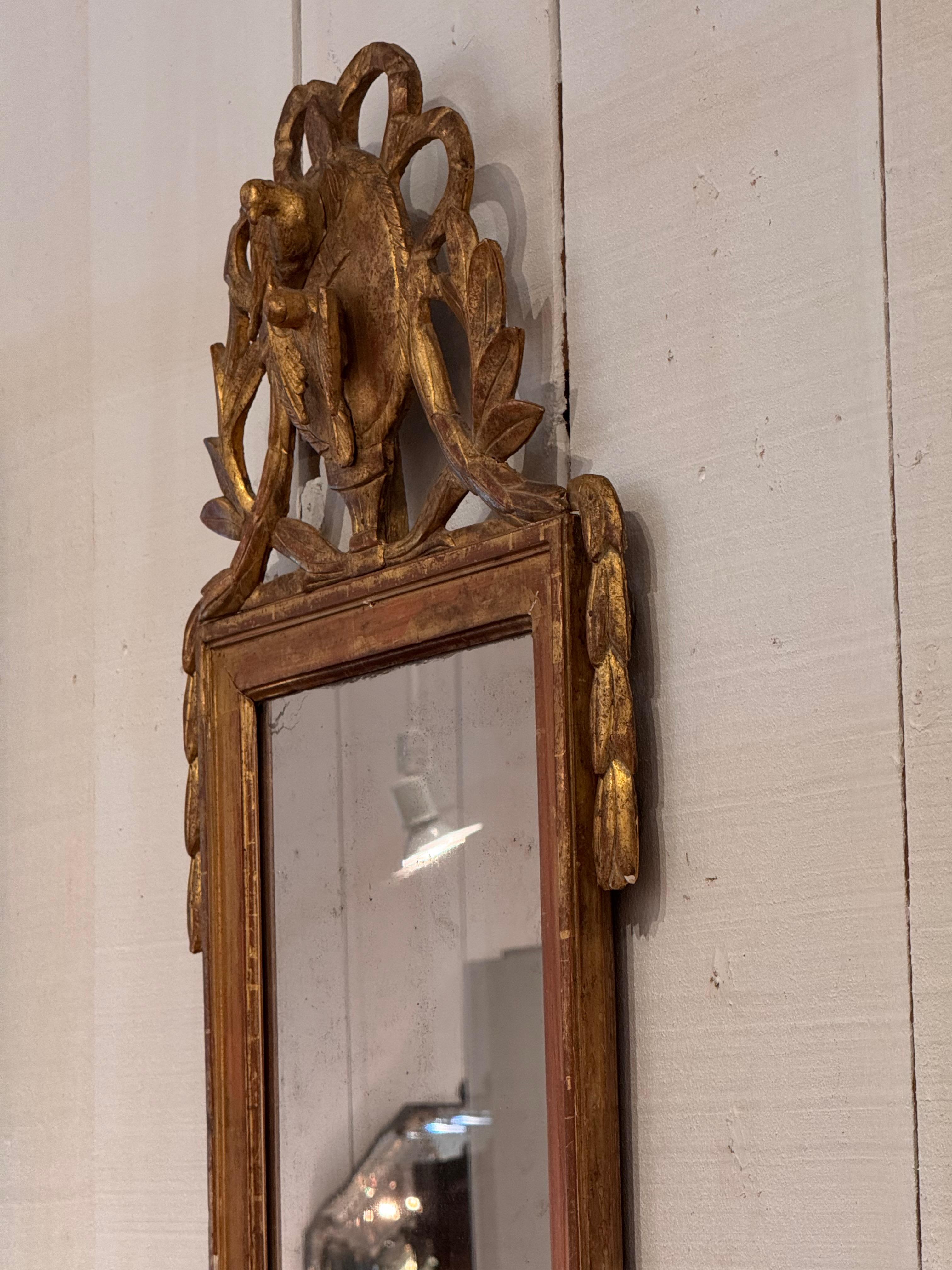 Espejo de madera dorada del siglo XVIII con paloma tallada y cresta de laurel en venta 2
