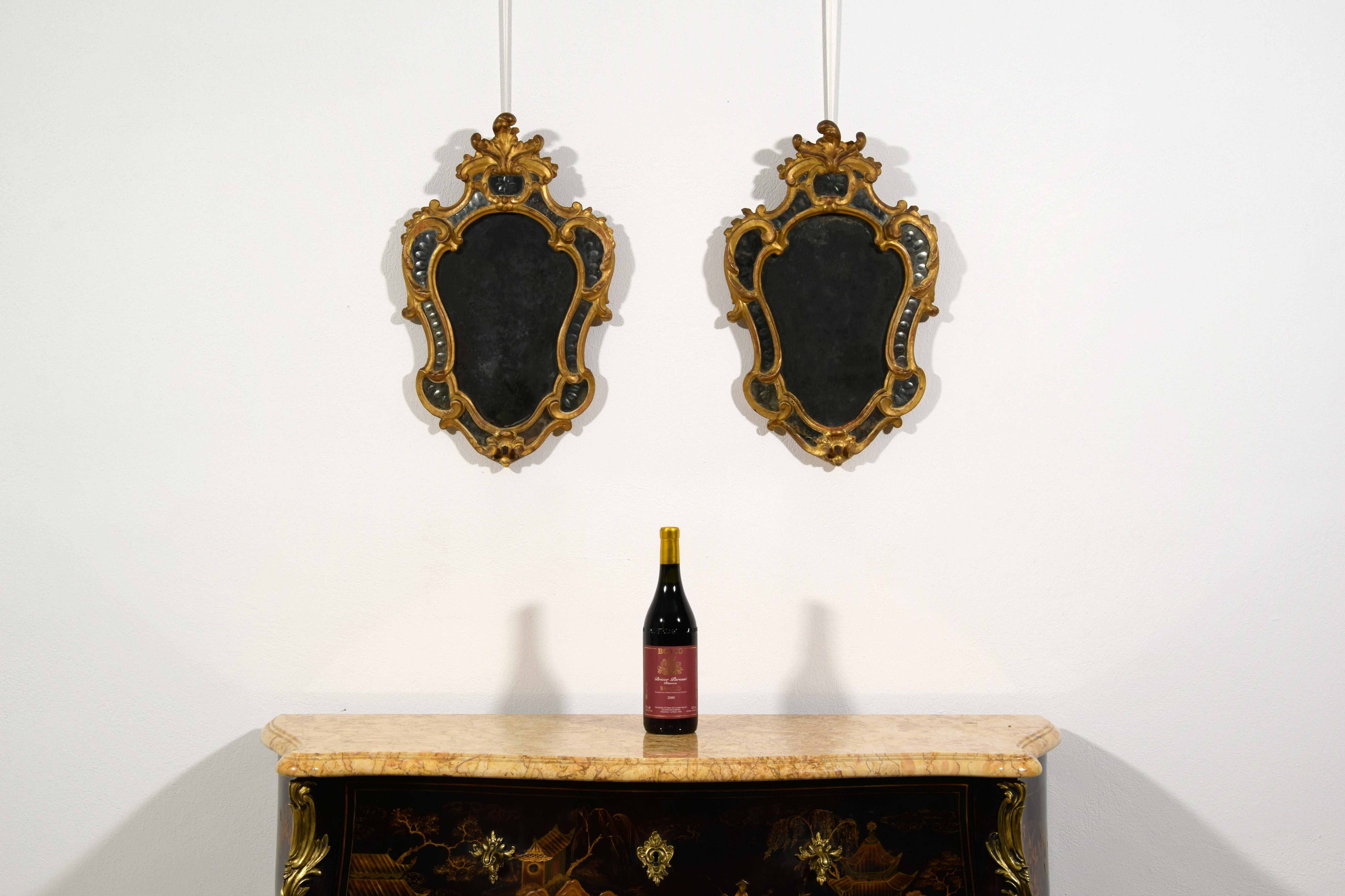 18. Jahrhundert, Giltwood Paar italienische Louis XV Kerze Wandleuchter mit Spiegel (Geschnitzt) im Angebot