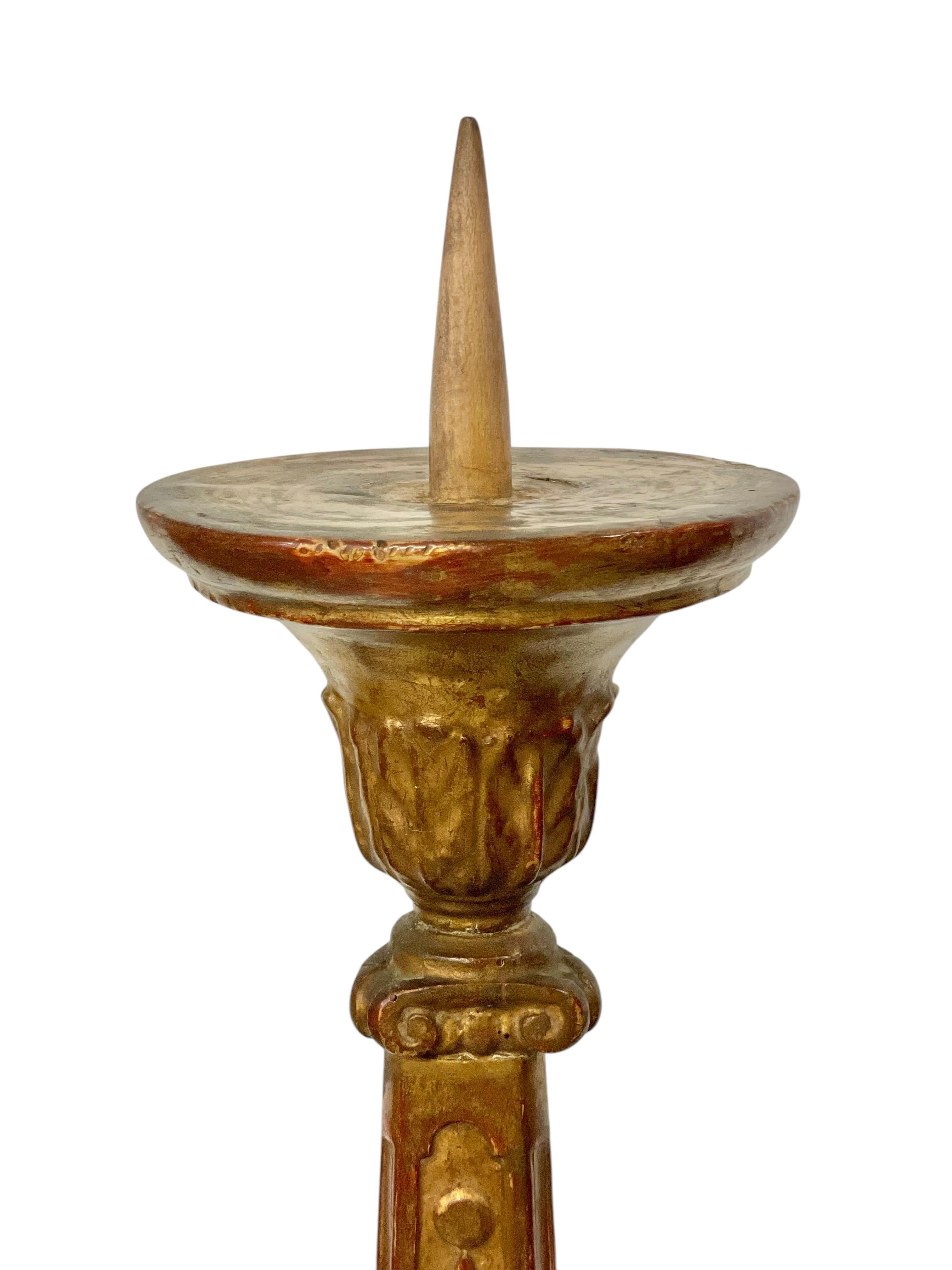 Aggiungi un tocco di eleganza senza tempo ai tuoi interni con questo superbo candeliere italiano del XVIII secolo, finemente intagliato a mano nel legno e rifinito con la doratura originale. Originario dell'Italia del 1760 circa, questo squisito