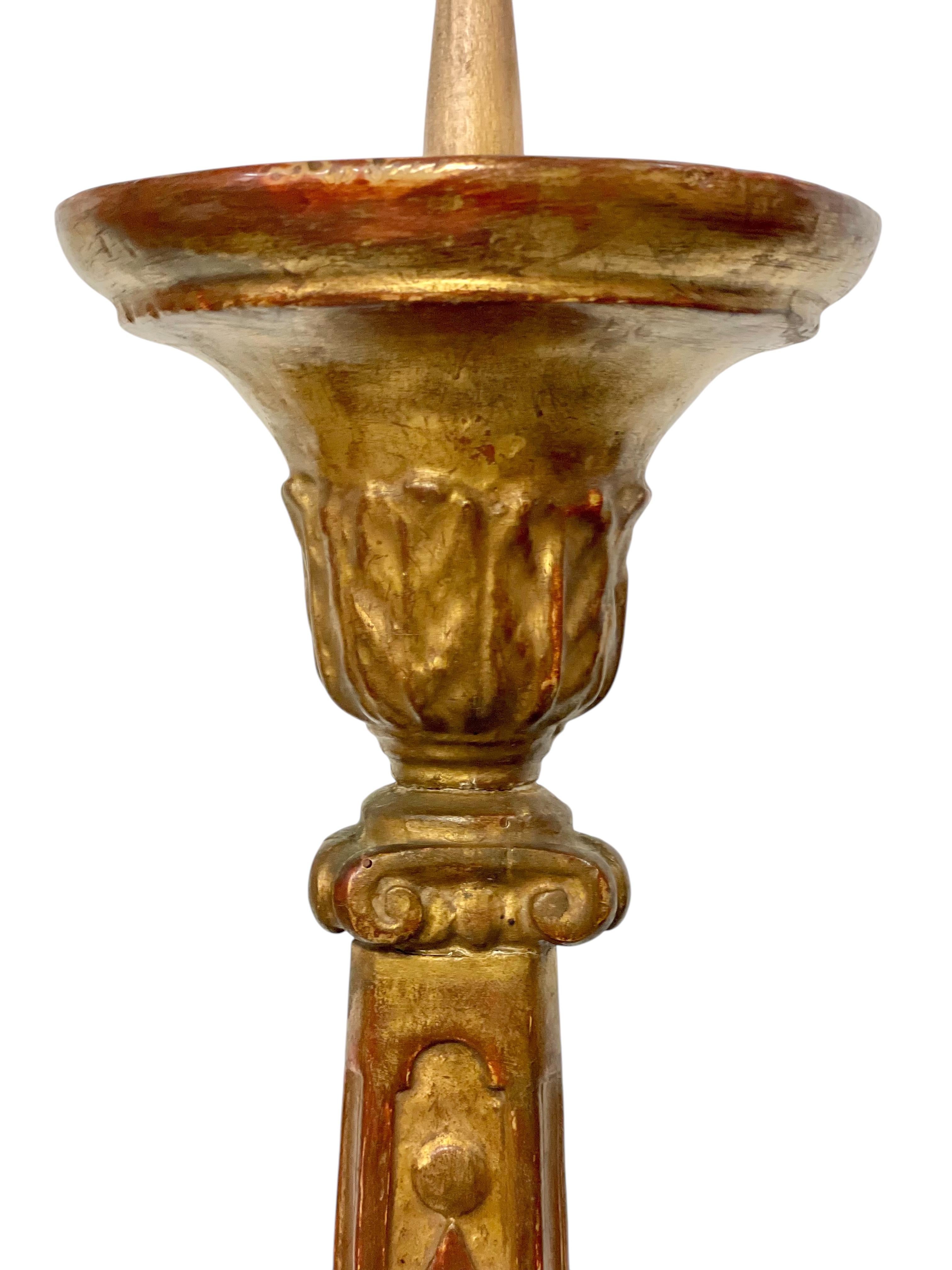 Italiano Candeliere a grillo in legno dorato del XVIII secolo in vendita