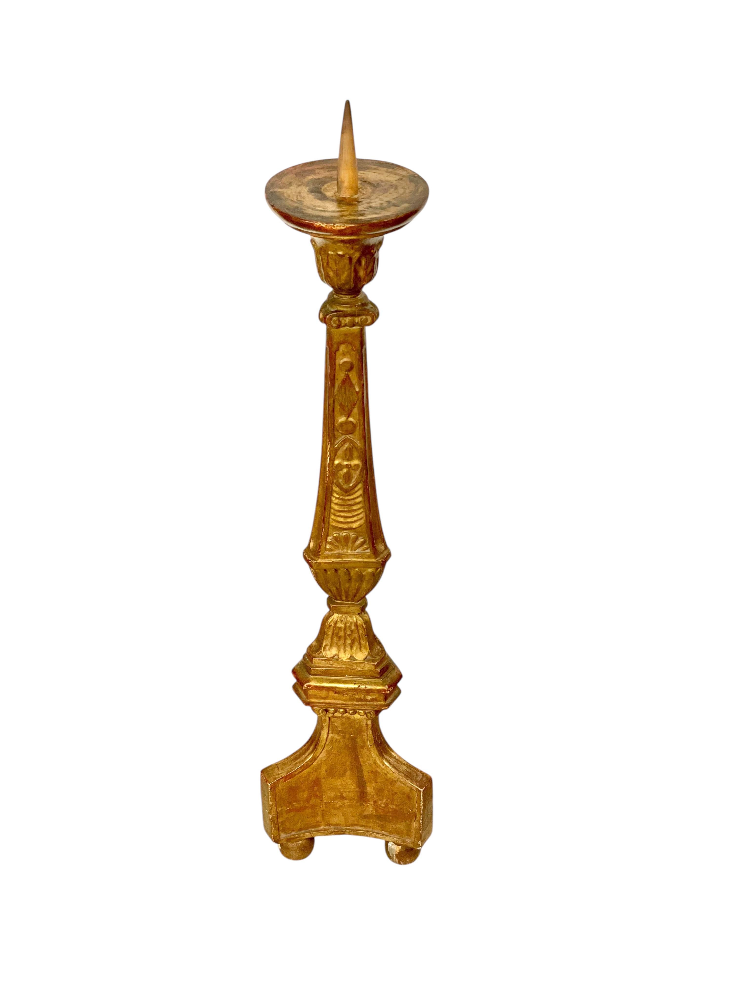 Fino al XVIII secolo Candeliere a grillo in legno dorato del XVIII secolo in vendita