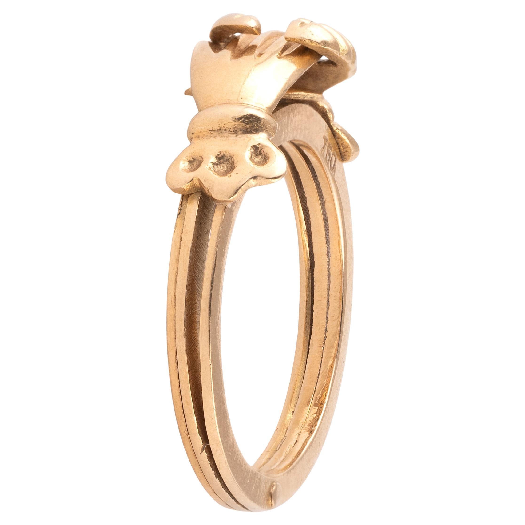 Cette bague fede est composée de trois anneaux, dont deux sont décorés de mains entrelacées sous un cœur.

Le romantisme et l'amour sont pleinement exprimés dans cette somptueuse bague. Chaque élément de cette bague exprime l'amour et l'affection,