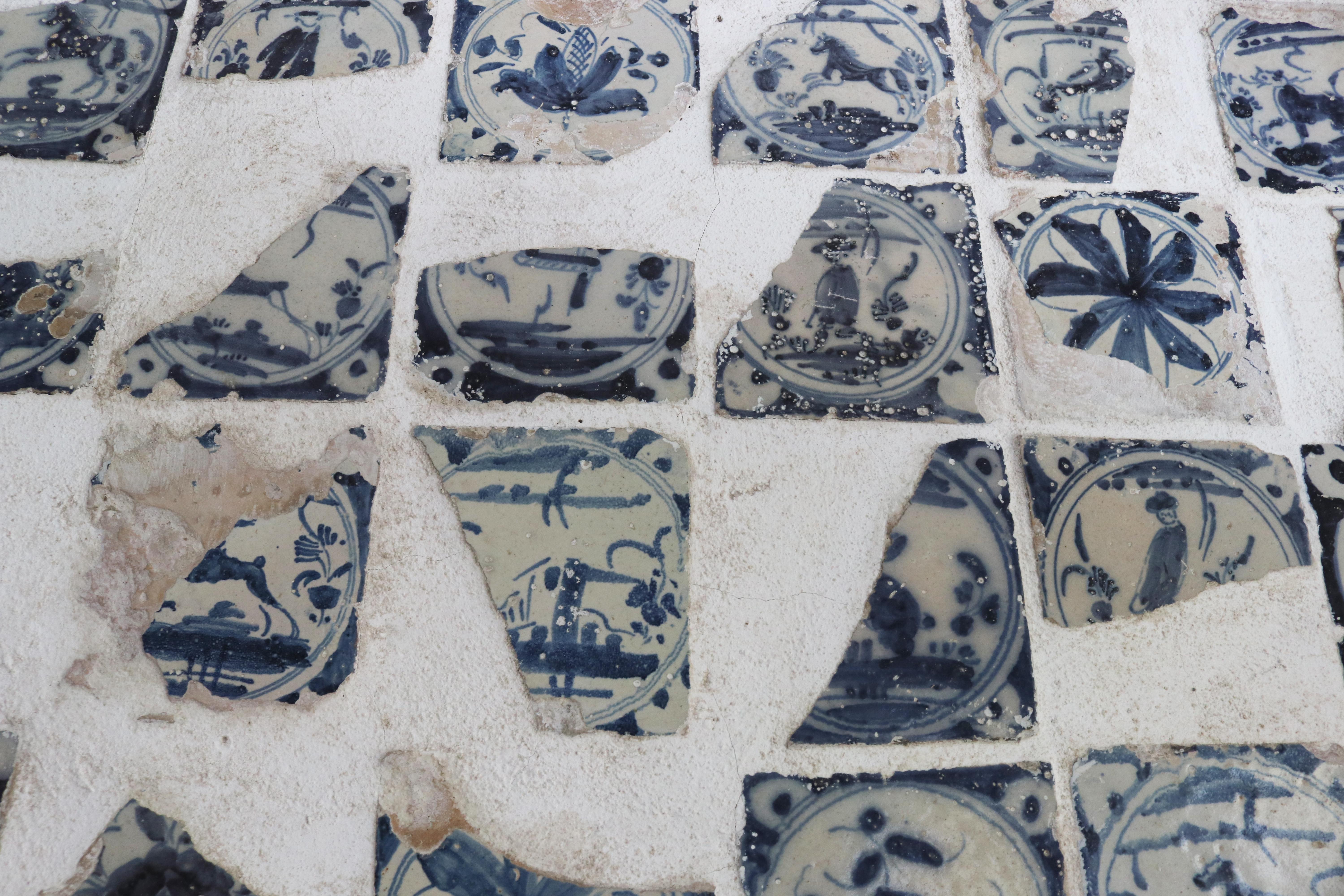 Fragments de céramique émaillée du XVIIIe siècle disposés sur un panneau encadré de fer en vente 6