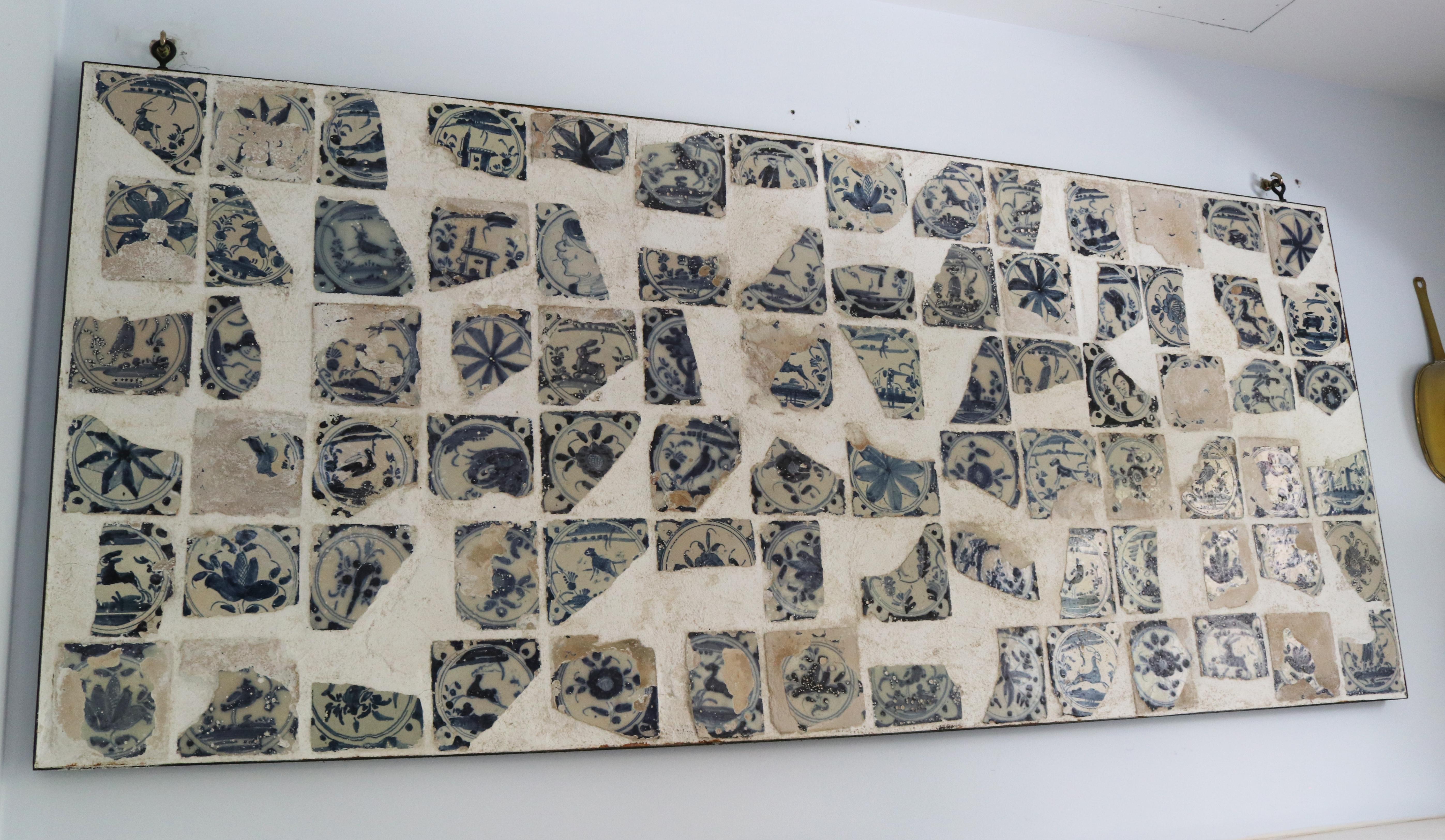 Espagnol Fragments de céramique émaillée du XVIIIe siècle disposés sur un panneau encadré de fer en vente