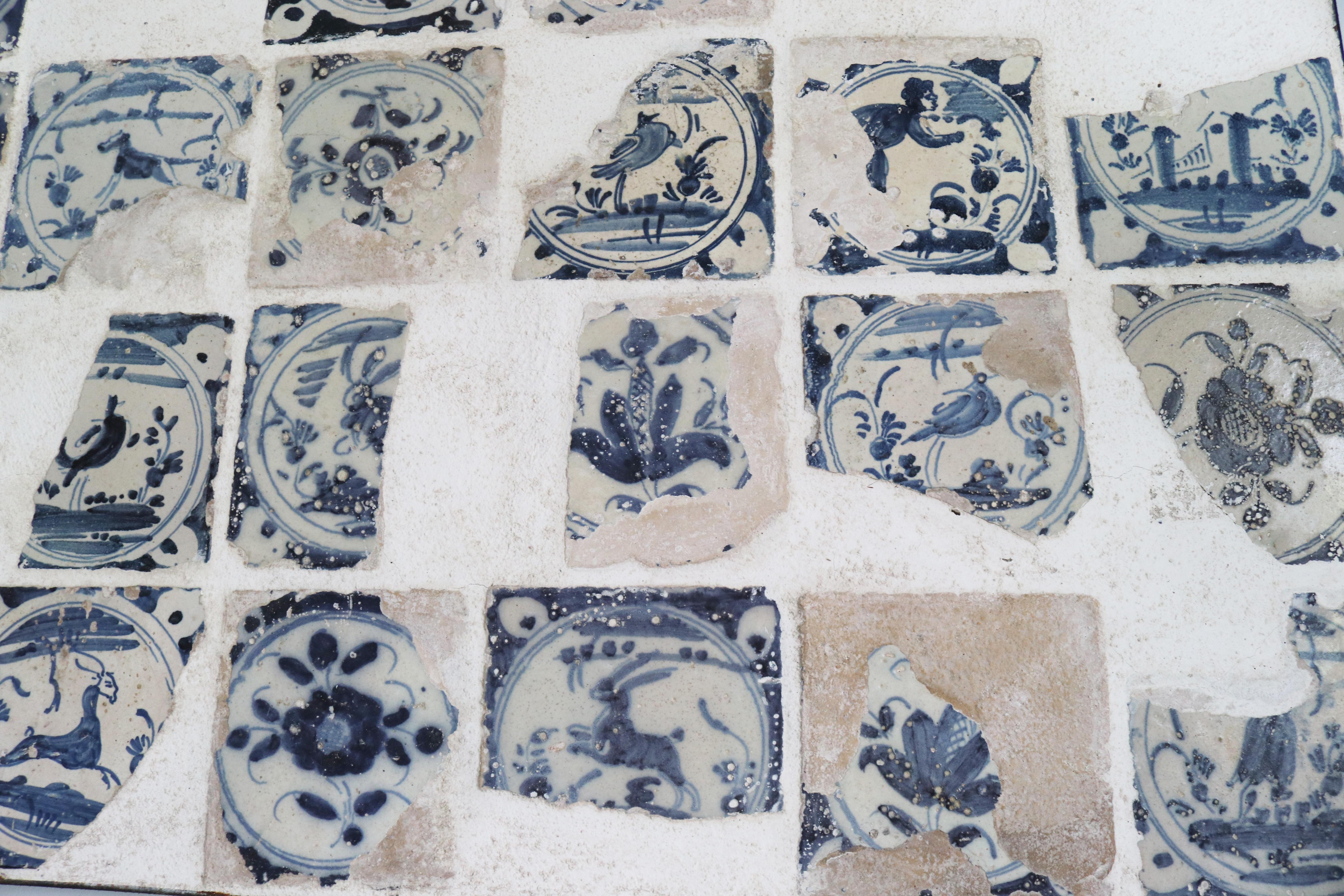 Fragments de céramique émaillée du XVIIIe siècle disposés sur un panneau encadré de fer en vente 3