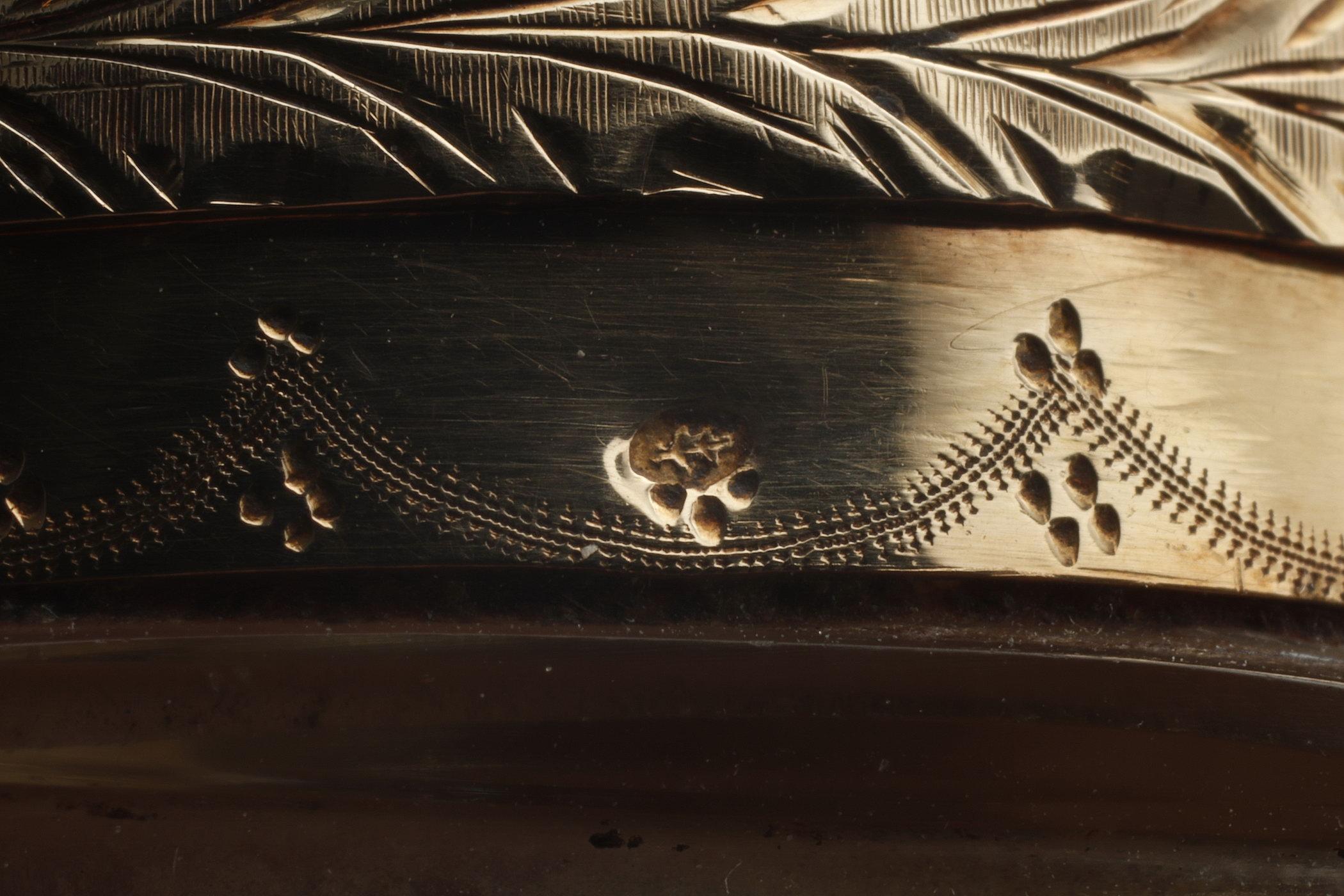 18th Jahrhundert Gold und geschliffenes Kristall Parfümflask.  (Gemischter Schliff) im Angebot