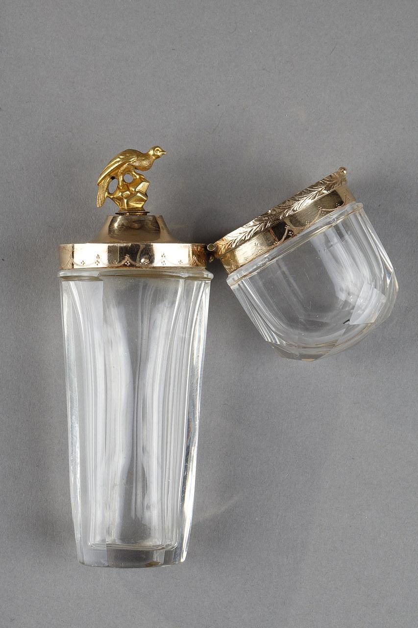 Néoclassique Flacon à parfum en or et cristal taillé du 18e siècle.  en vente