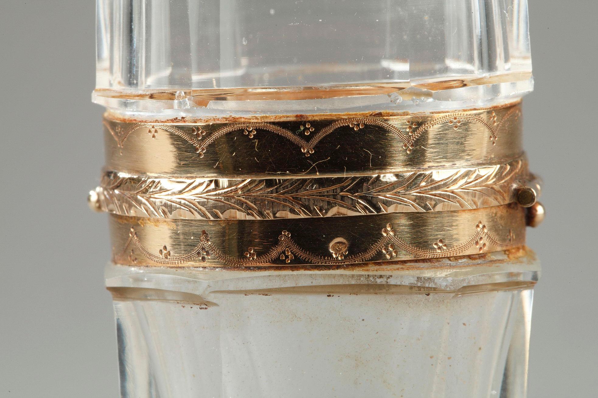 Flacon de parfum en or et cristal taillé du XVIIIe siècle.  Unisexe en vente