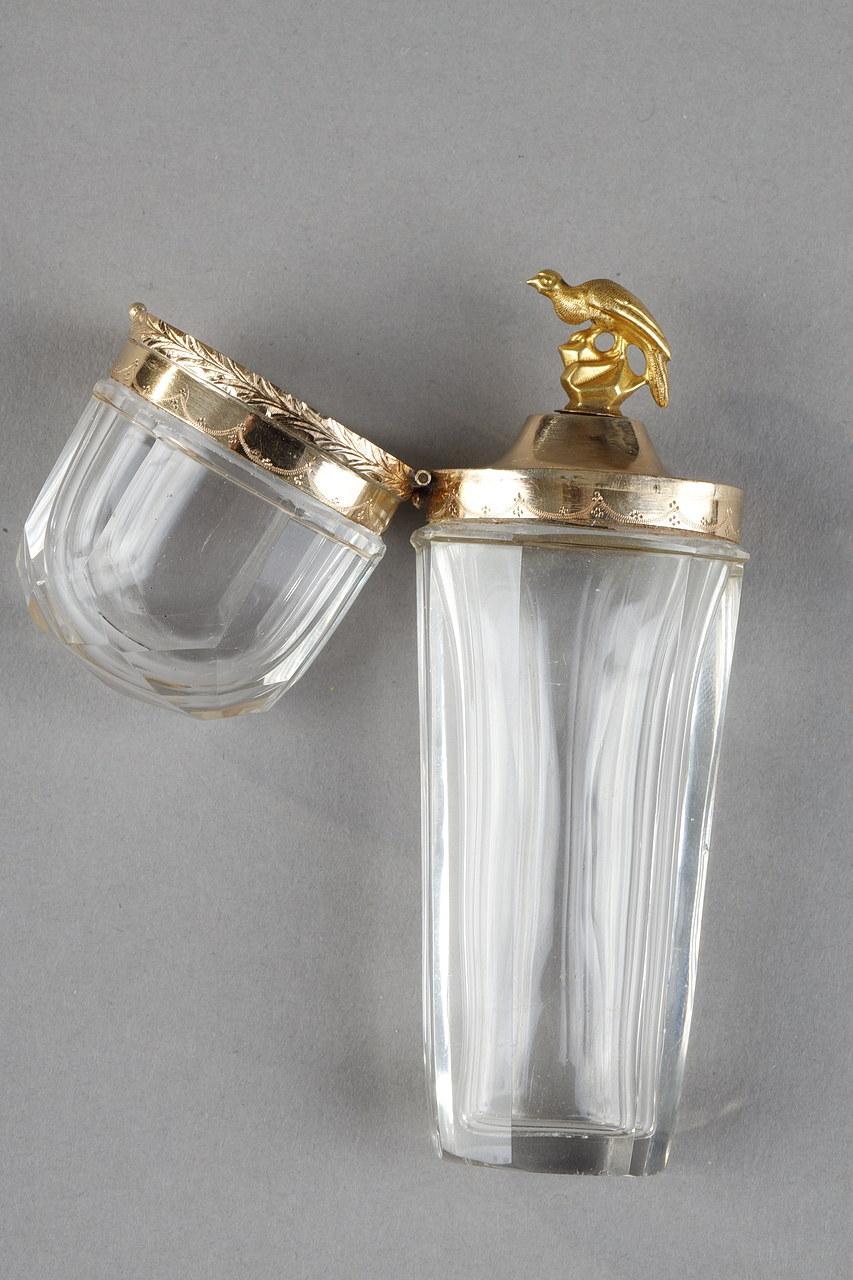 Flacon à parfum en or et cristal taillé du 18e siècle.  en vente 1