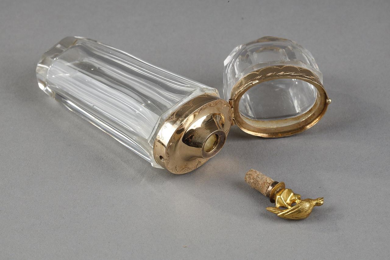 Flacon à parfum en or et cristal taillé du 18e siècle.  en vente 2