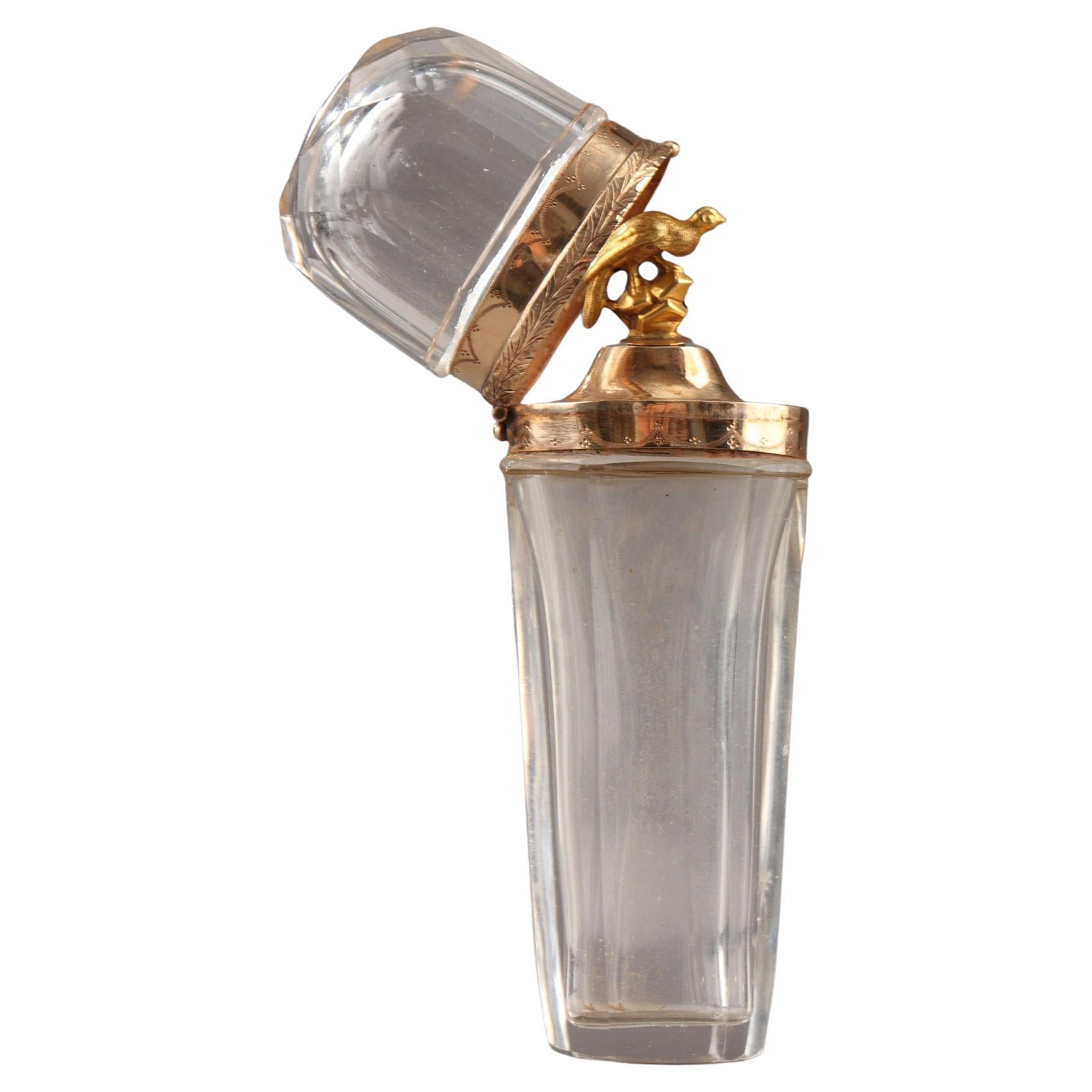 Flacon de parfum en or et cristal taillé du XVIIIe siècle.  en vente