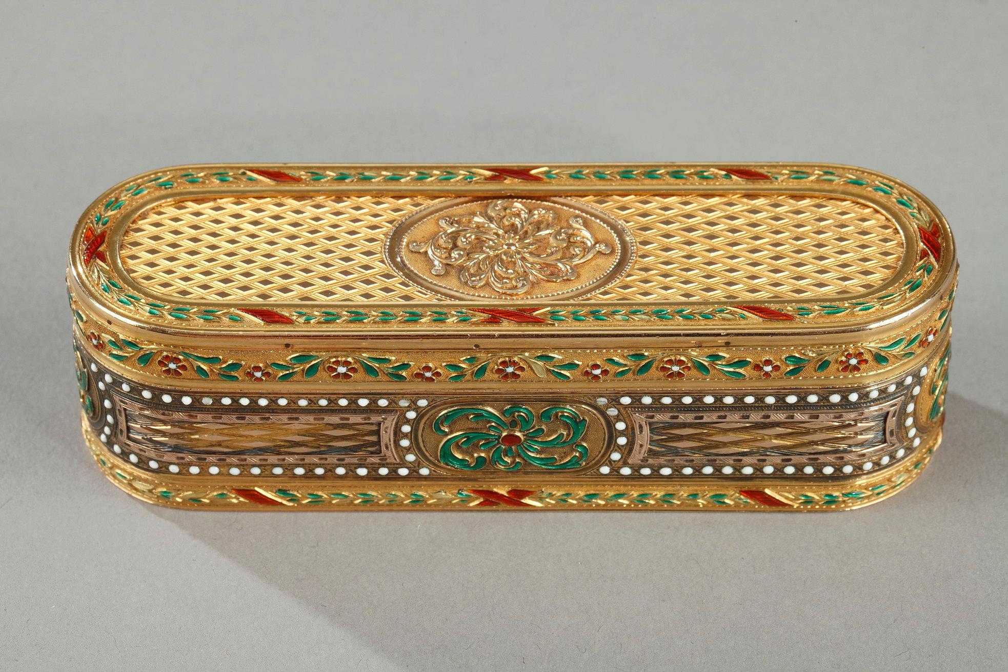 Oblong snuff box in gold of several tones and enamel. The box is decorated with guilloche panels with lattice patterns and underlined with friezes decorated with floral patterns enhanced with polychrome enamel. The lid is decorated with a scroll