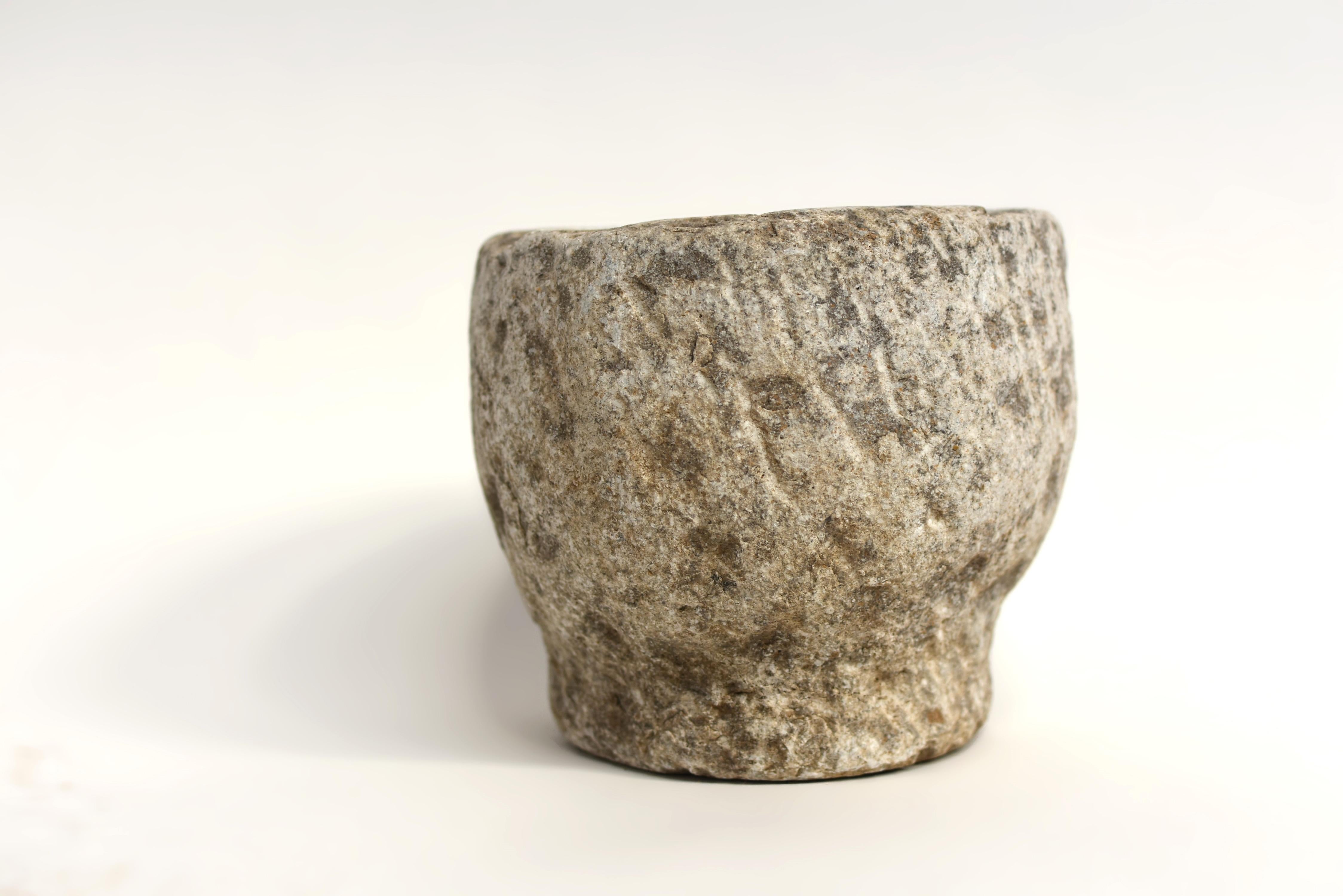Del norte de China nos llega una pieza de gran antigüedad. Cuenco excepcionalmente grande del siglo XVIII de granito natural, cortado y tallado a mano, de forma cónica y base redonda. De tono blanco grisáceo que muestra rayas naturales y pátina