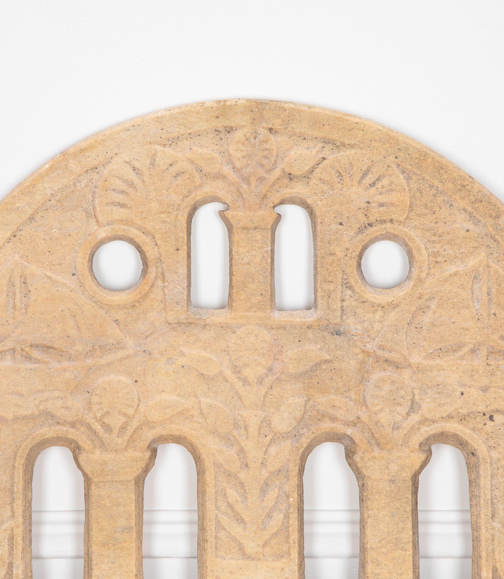 Relieve griego del siglo XVIII procedente de una iglesia jonia.

Debía de estar empotrado en la pared exterior de la iglesia, con una hermosa decoración de espejos erosionados por los años de exposición.