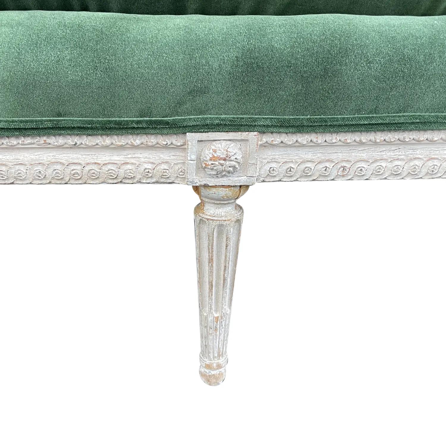 Canapé vert français du 18ème siècle en bois de hêtre à trois mers, velours de Sulpice Brizard en vente 4