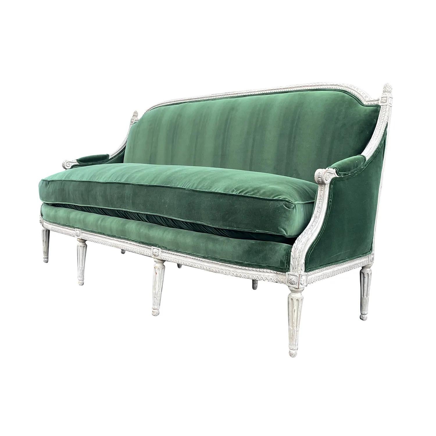 Sculpté à la main Canapé vert français du 18ème siècle en bois de hêtre à trois mers, velours de Sulpice Brizard en vente