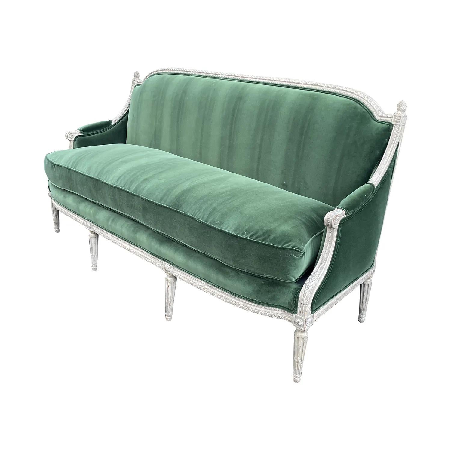 Canapé vert français du 18ème siècle en bois de hêtre à trois mers, velours de Sulpice Brizard Bon état - En vente à West Palm Beach, FL