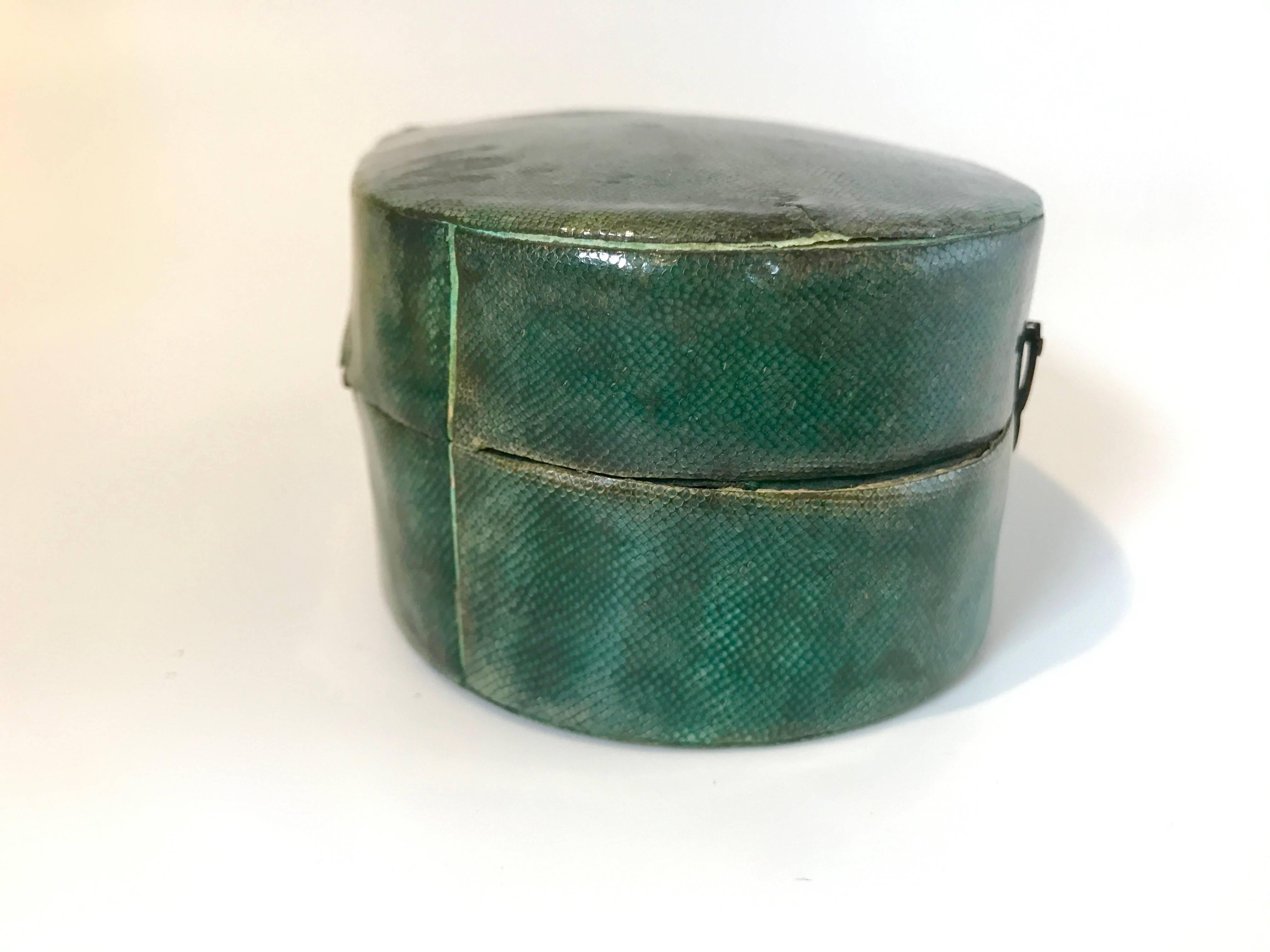 18th Century Green Shagreen Box with Hook and Eye Clasp In Good Condition For Sale In Nashville, TN