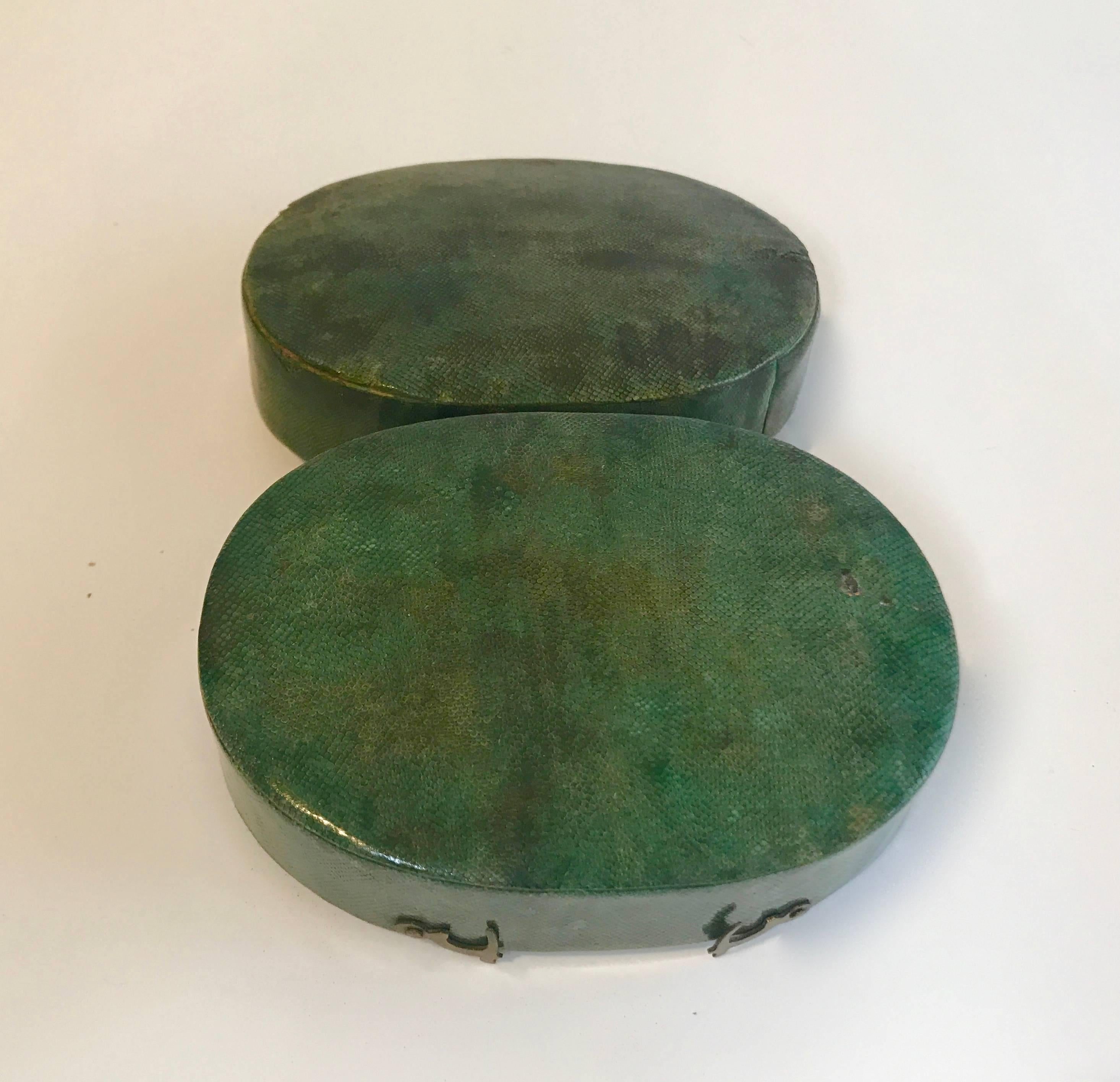 18th Century Green Shagreen Box with Hook and Eye Clasp For Sale 4